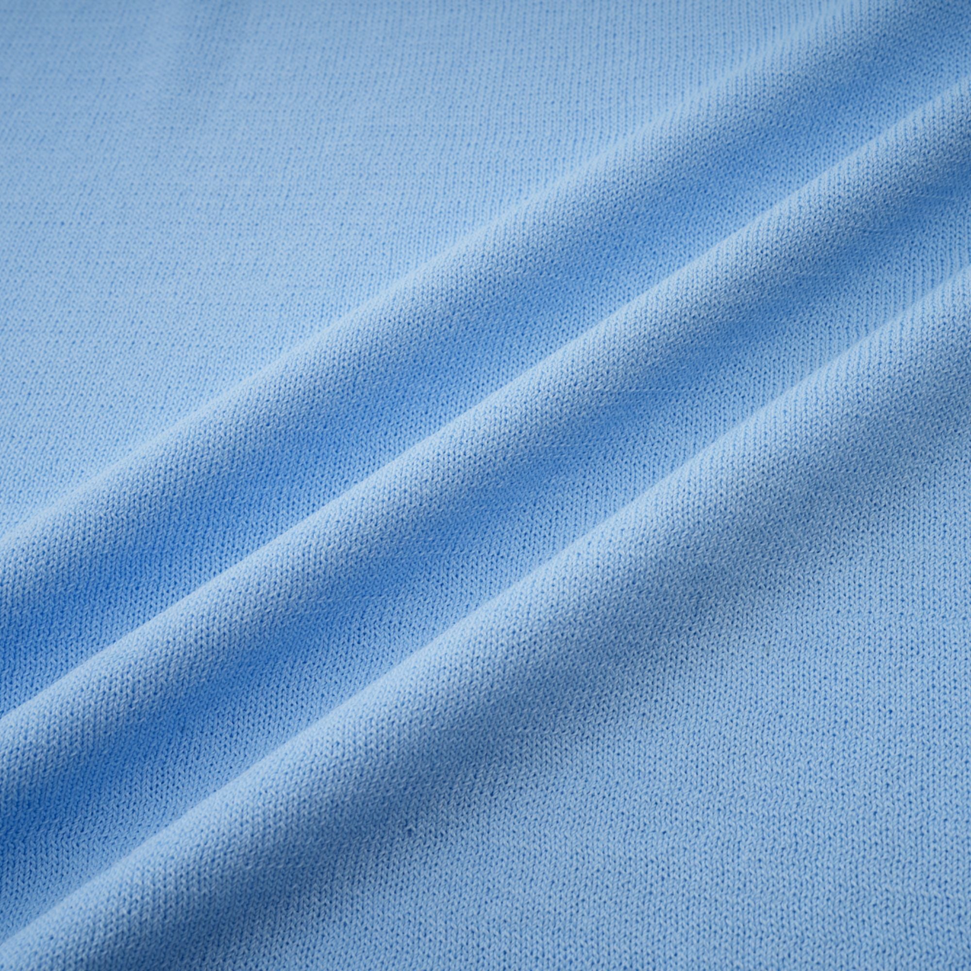 Mailys blaues Häkelstrick-Midikleid mit Rüschenbesatz