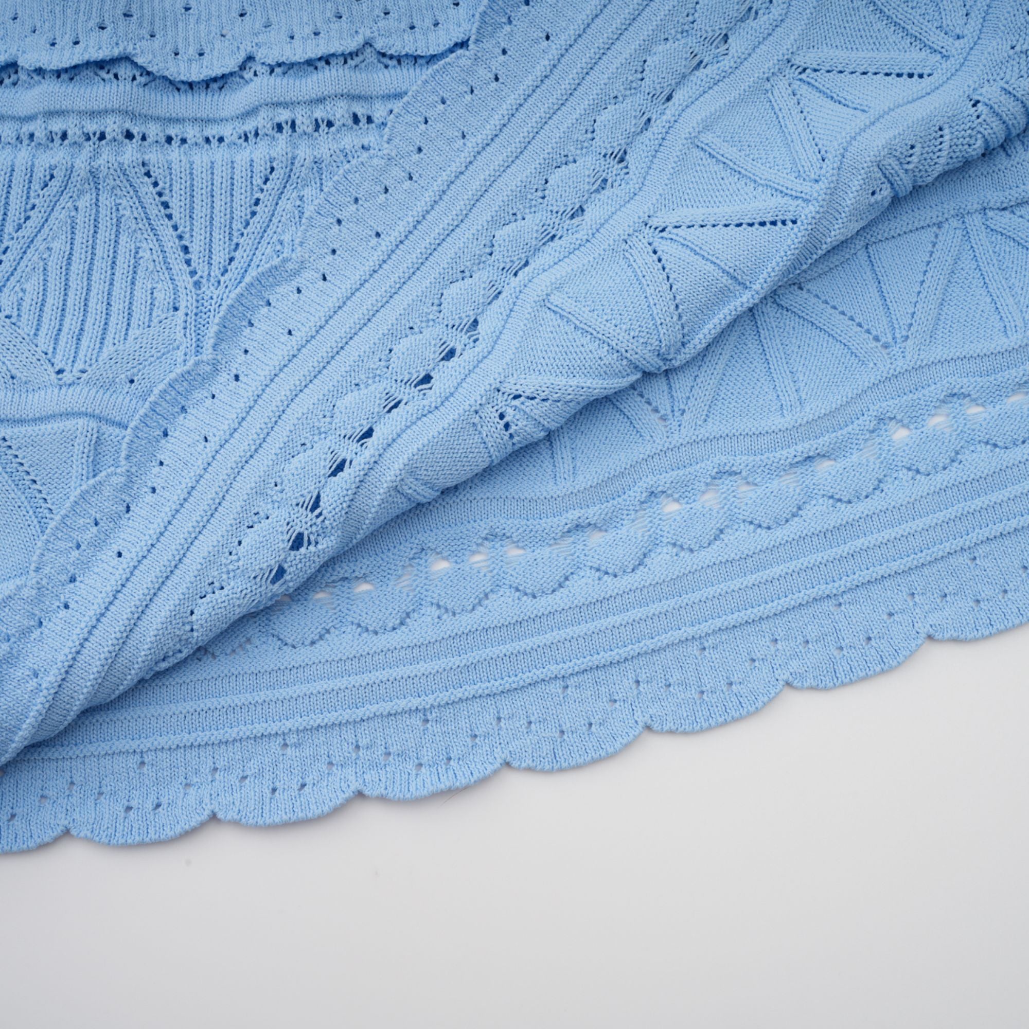 Mailys blaues Häkelstrick-Midikleid mit Rüschenbesatz