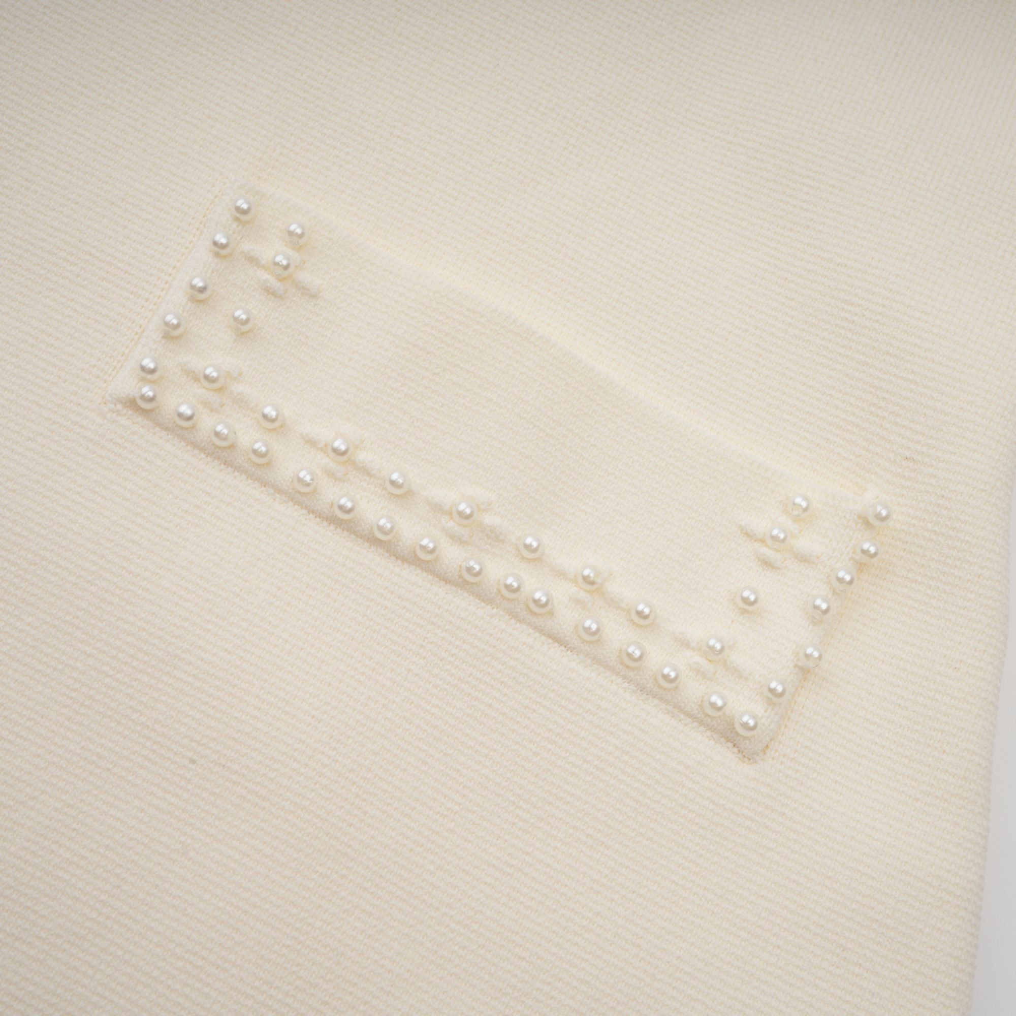 Donatienne – Weißes Maxikleid aus Strick mit Kunstperlen