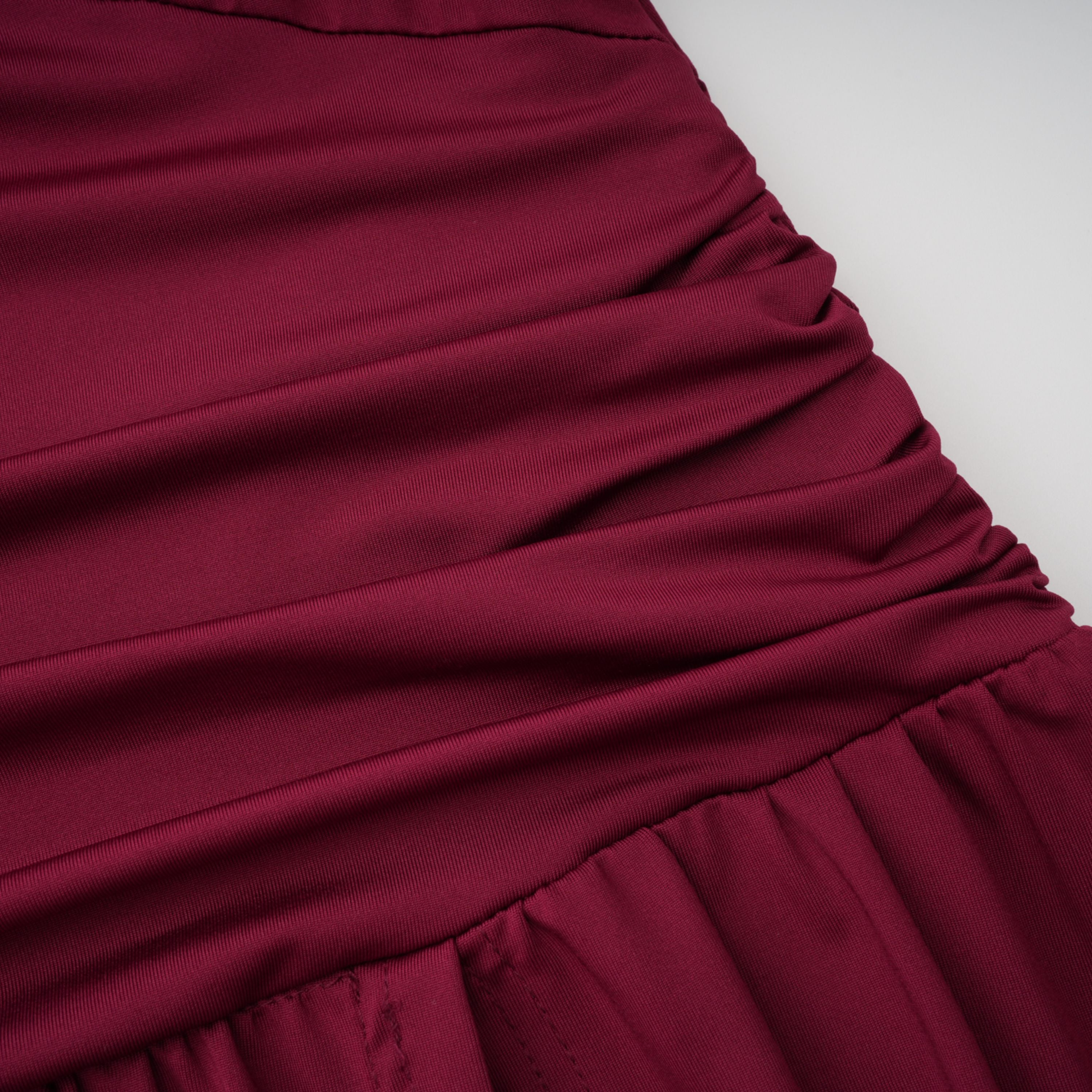 Anastasia Burgunderfarbenes One-Shoulder-Maxikleid mit Raffungen