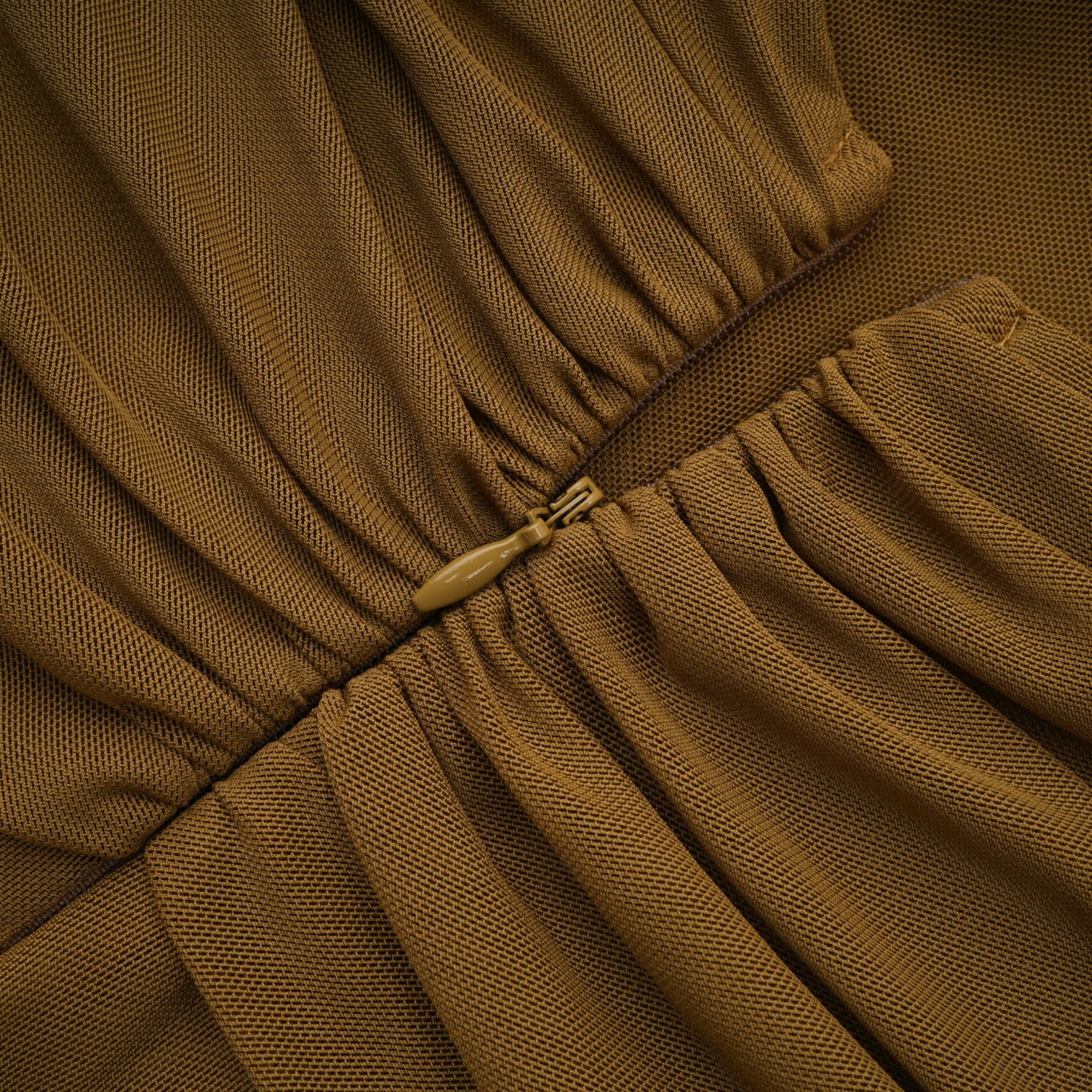 Gloria – rückenfreies Maxikleid mit Kapuze und überkreuztem Saum