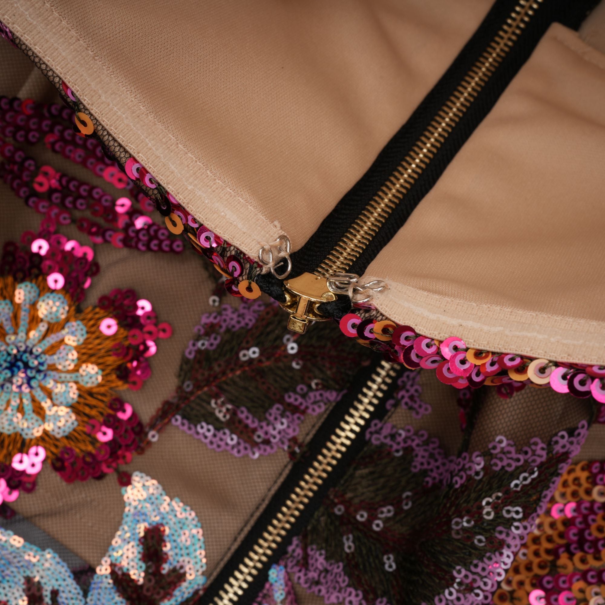 فستان تيريز متوسط الطول مطرز بالترتر ومزين بنقشة الزهور الملونة