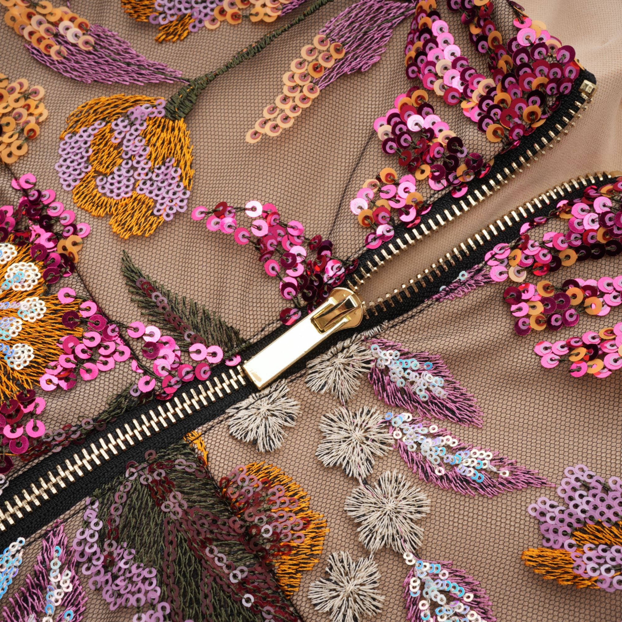 فستان تيريز متوسط الطول مطرز بالترتر ومزين بنقشة الزهور الملونة