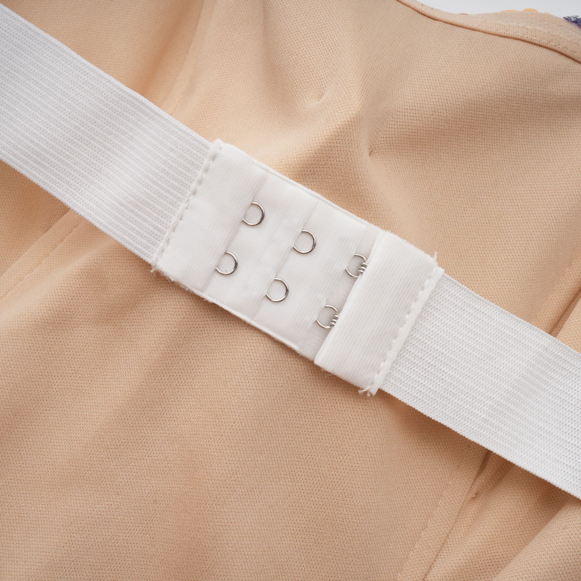 فستان تيريز متوسط الطول مطرز بالترتر ومزين بنقشة الزهور الملونة