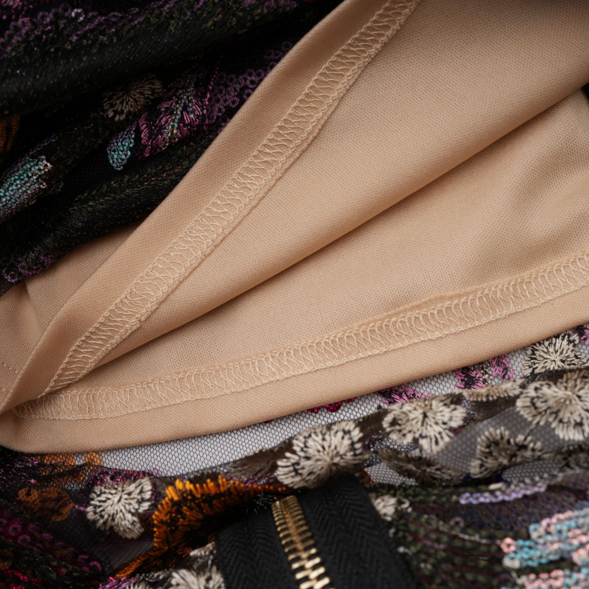 فستان تيريز متوسط الطول مطرز بالترتر ومزين بنقشة الزهور الملونة