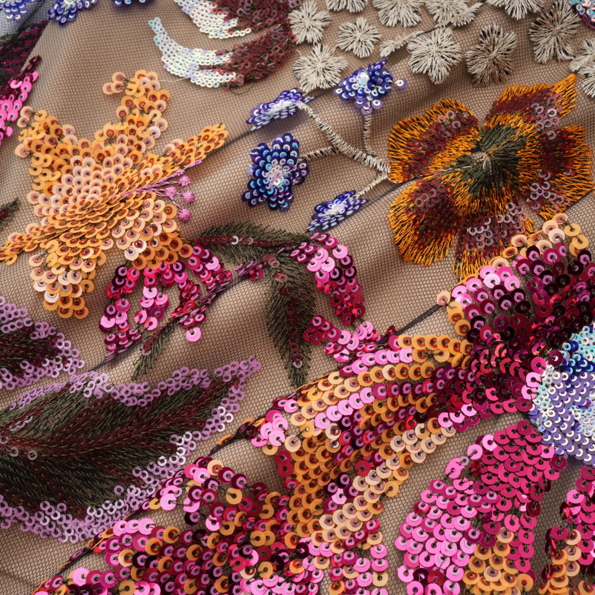 فستان تيريز متوسط الطول مطرز بالترتر ومزين بنقشة الزهور الملونة