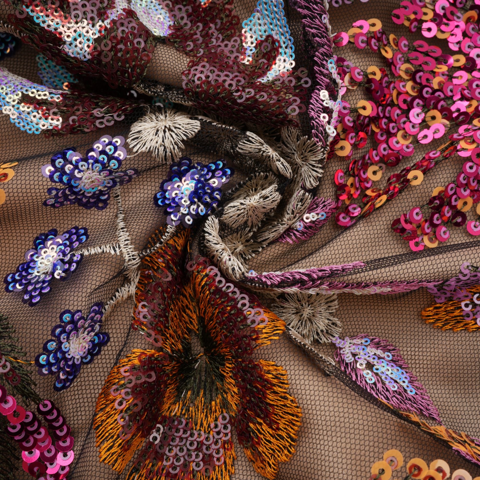 فستان تيريز متوسط الطول مطرز بالترتر ومزين بنقشة الزهور الملونة