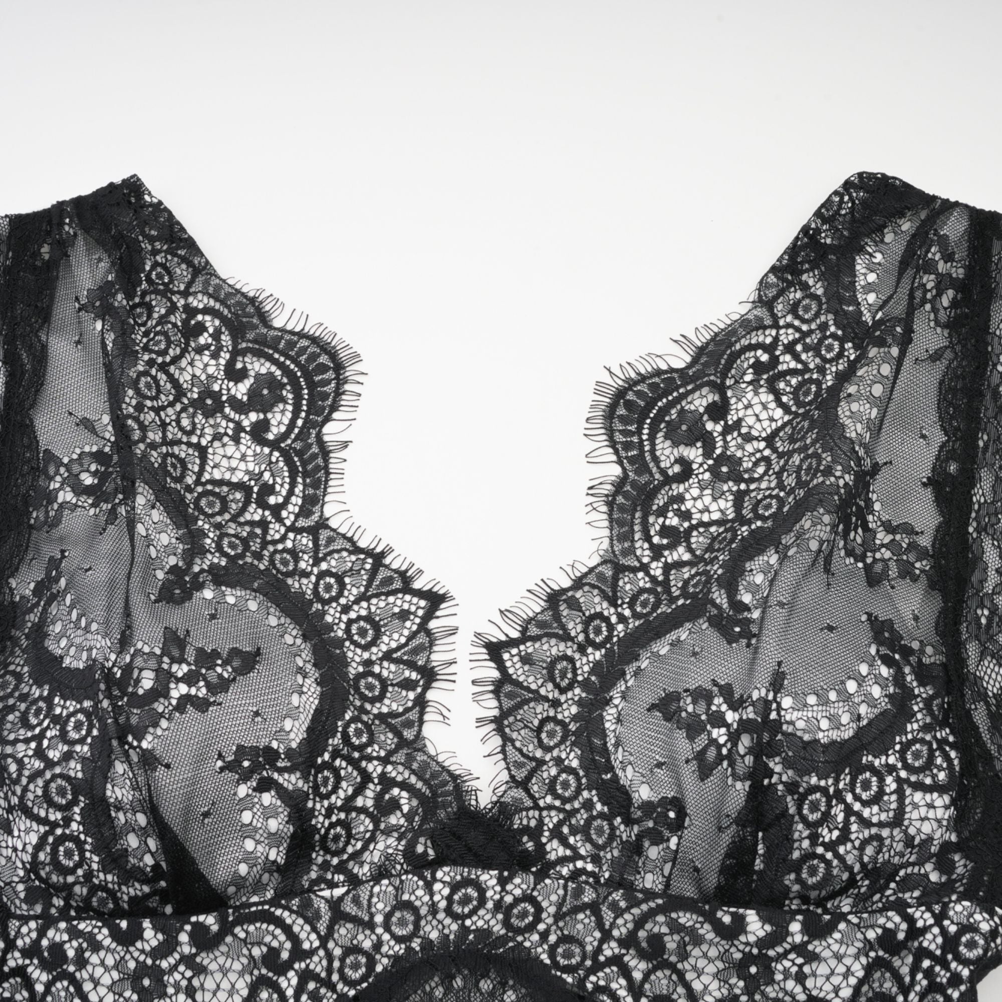 Éléonore فستان طويل مزين بالدانتيل بألوان متباينة