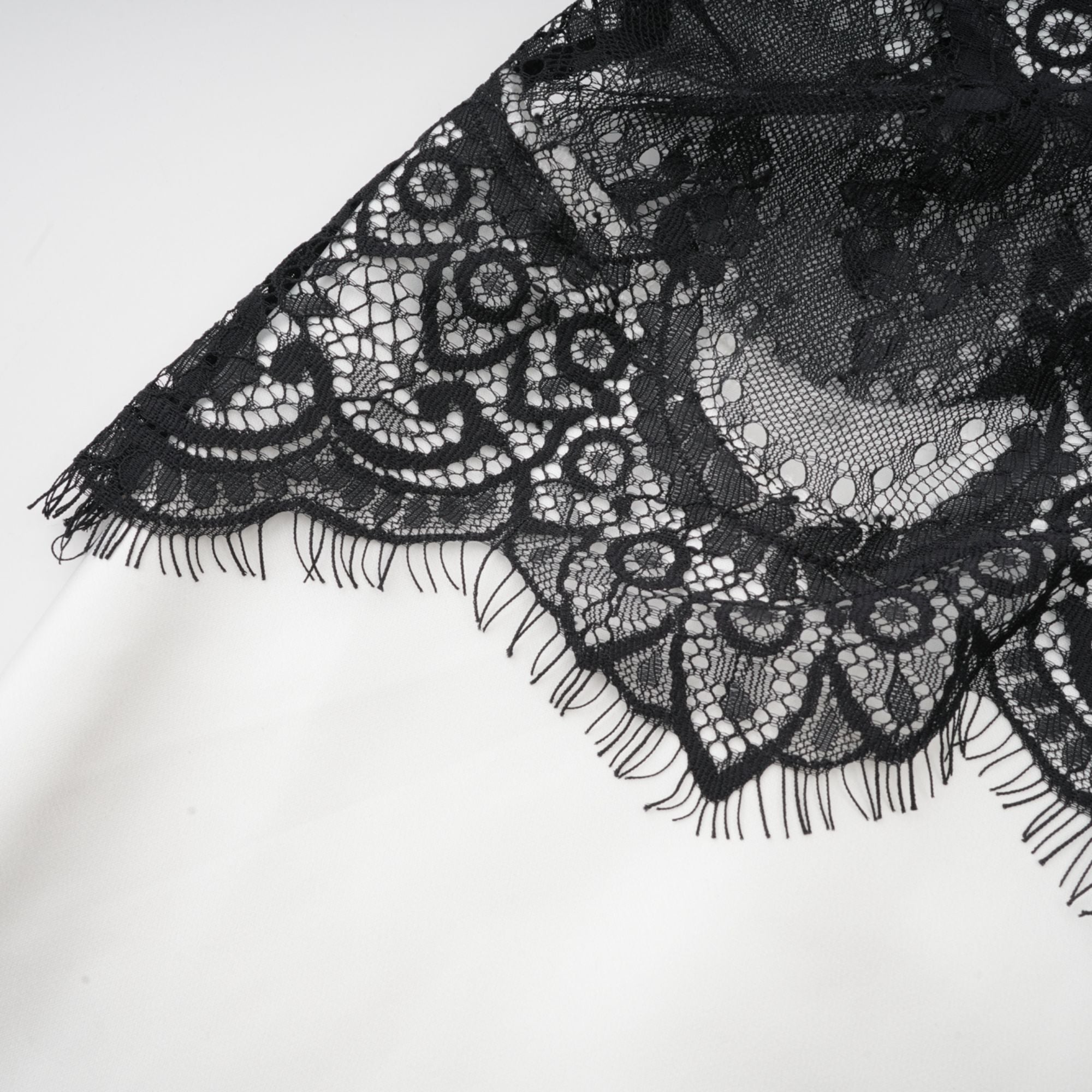 Éléonore فستان طويل مزين بالدانتيل بألوان متباينة