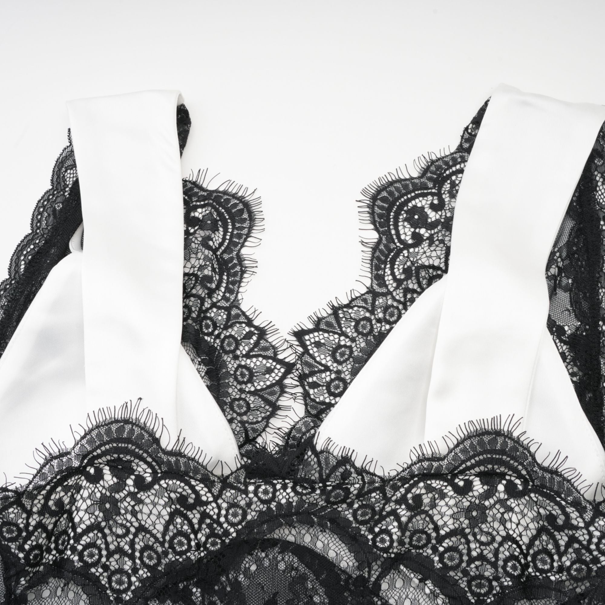 Éléonore فستان طويل مزين بالدانتيل بألوان متباينة