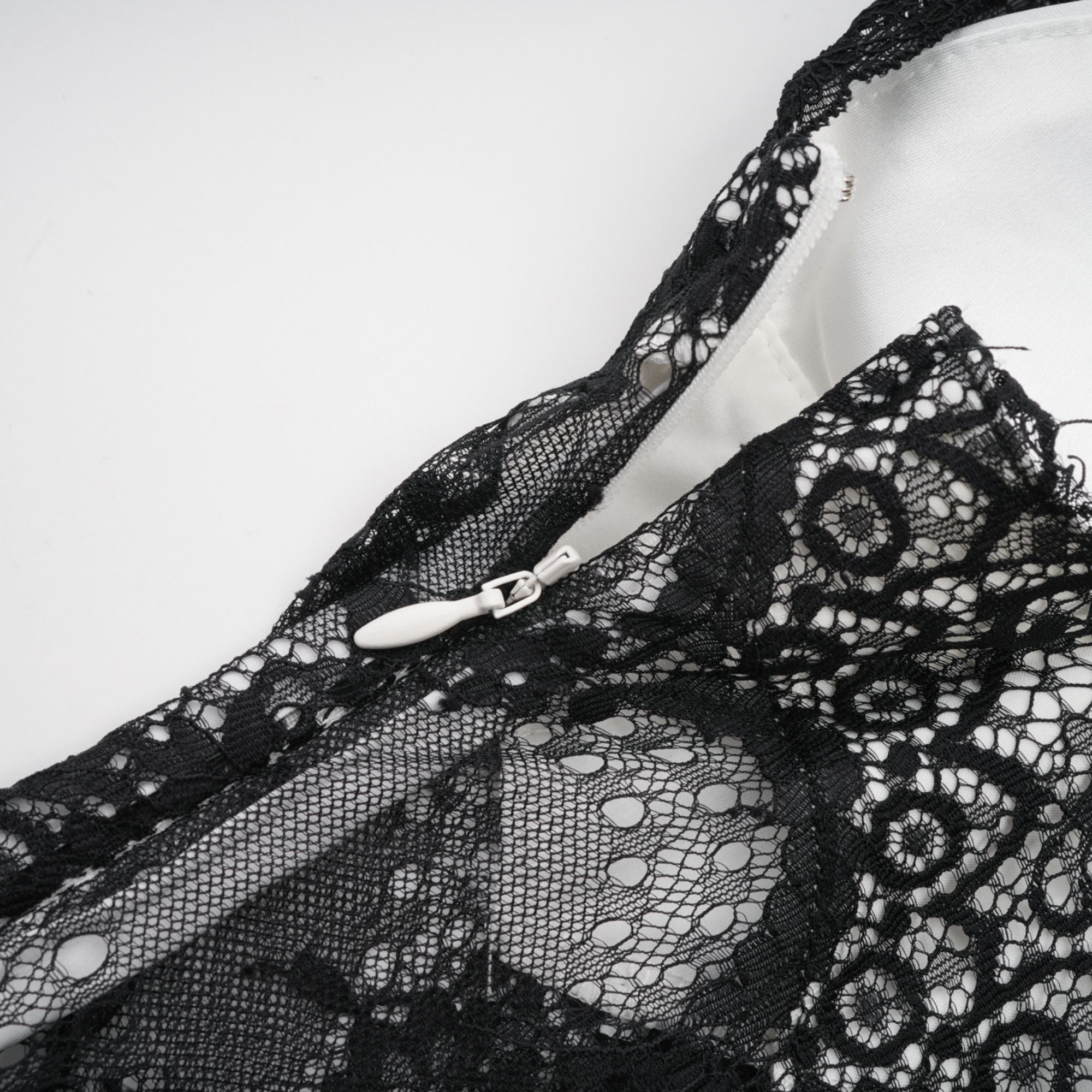 Éléonore فستان طويل مزين بالدانتيل بألوان متباينة