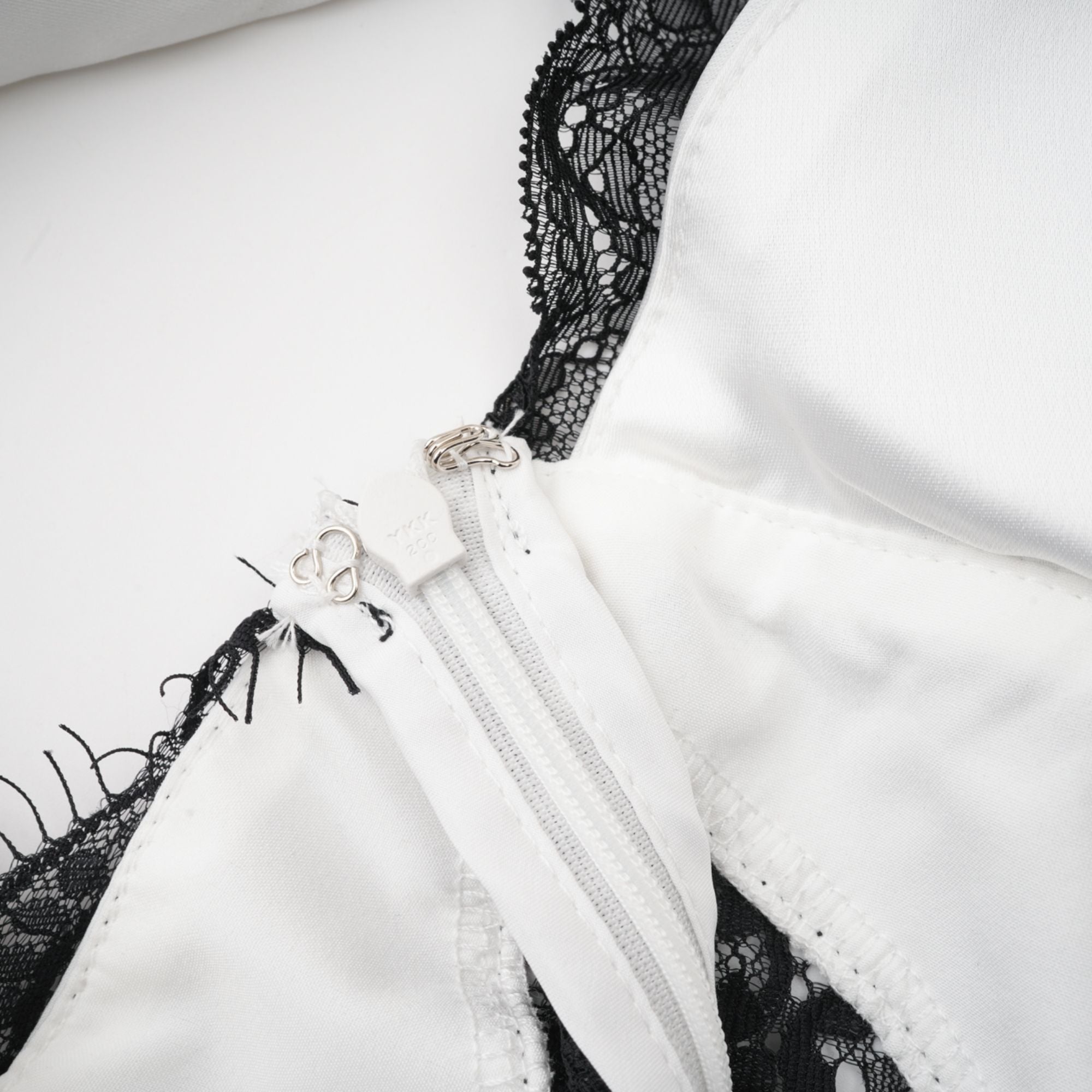 Éléonore فستان طويل مزين بالدانتيل بألوان متباينة