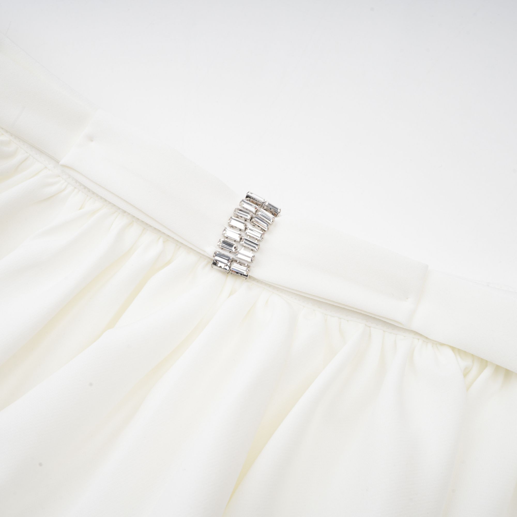 طقم أندريا بلوزة وتنورة من التول غير المتماثل باللون الأبيض