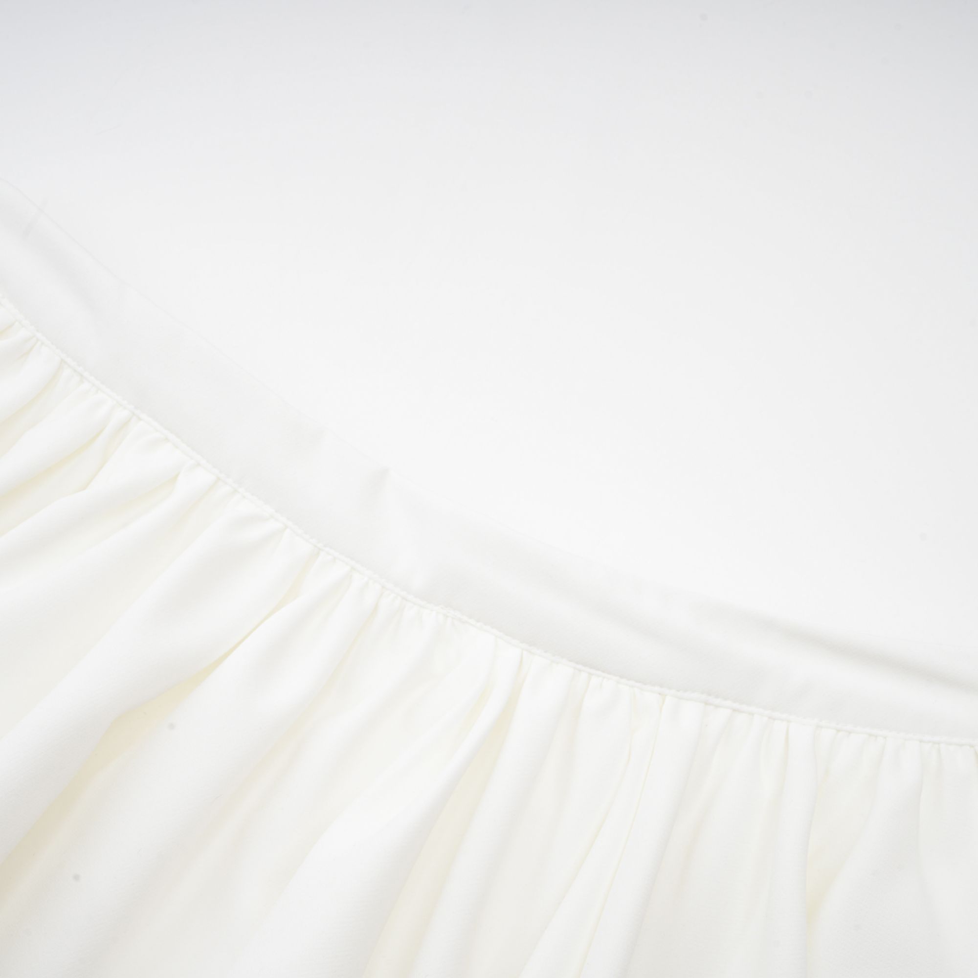 طقم أندريا بلوزة وتنورة من التول غير المتماثل باللون الأبيض