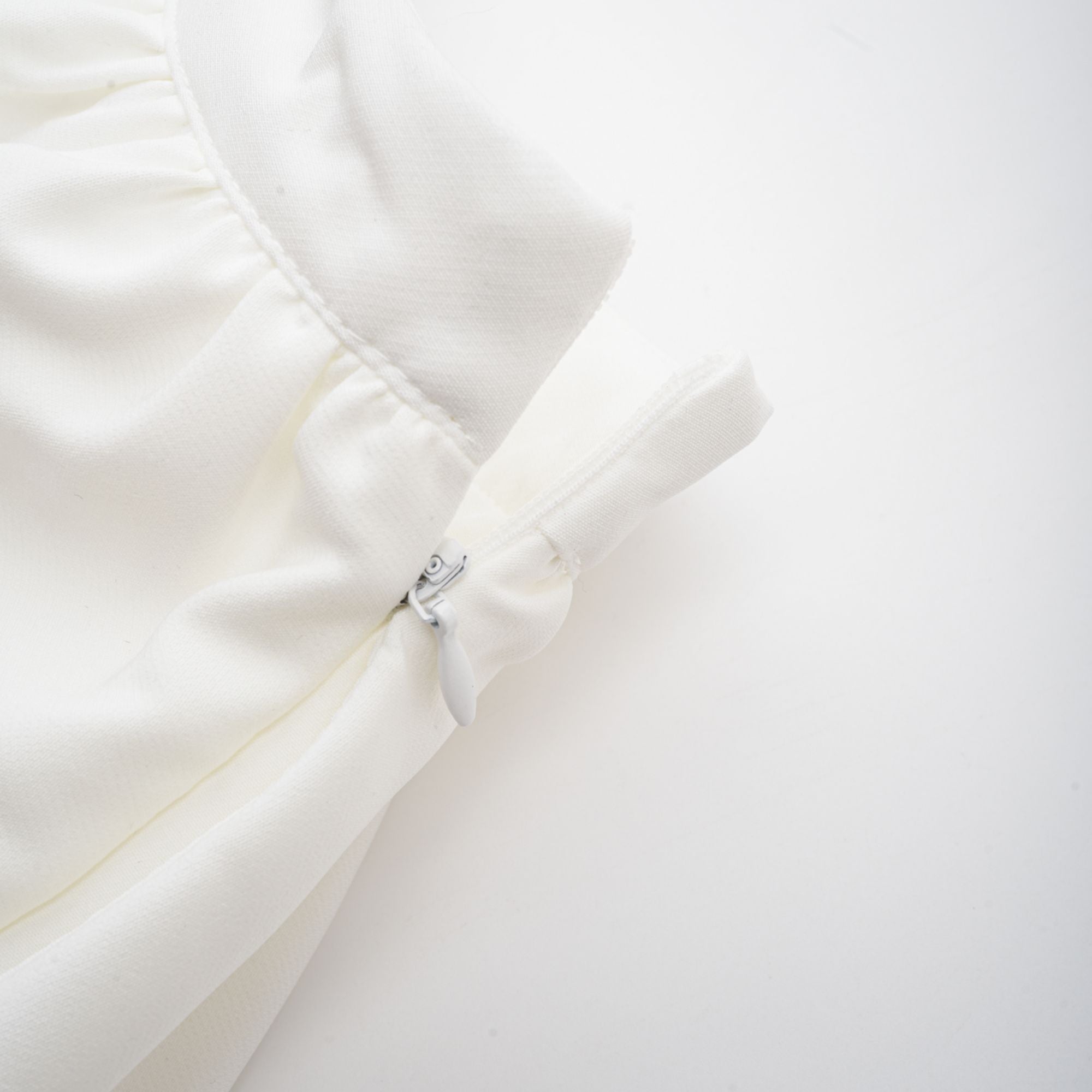 طقم أندريا بلوزة وتنورة من التول غير المتماثل باللون الأبيض