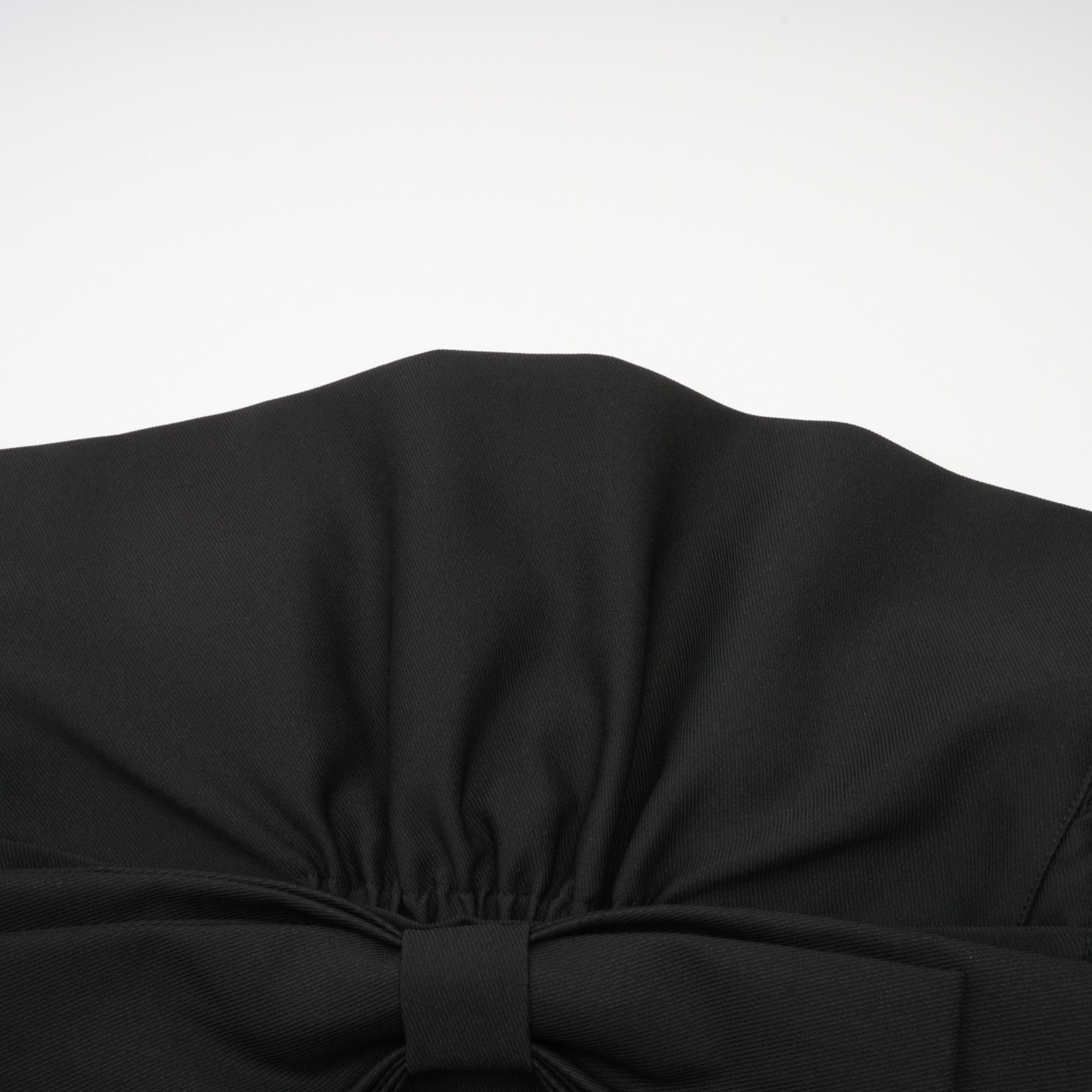 فستان كاريبي قصير أسود مكشوف الكتفين مع فيونكة