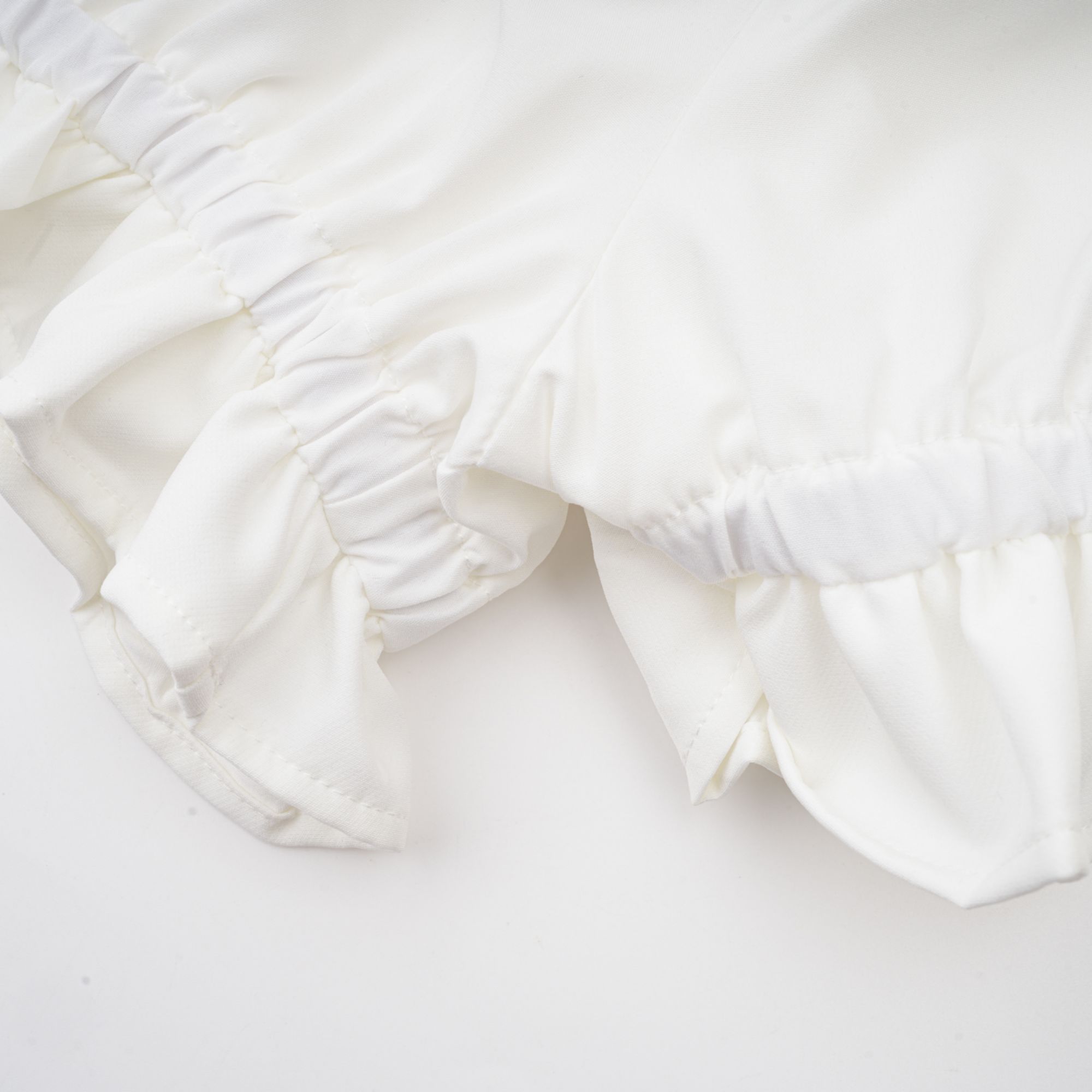 طقم أندريا بلوزة وتنورة من التول غير المتماثل باللون الأبيض