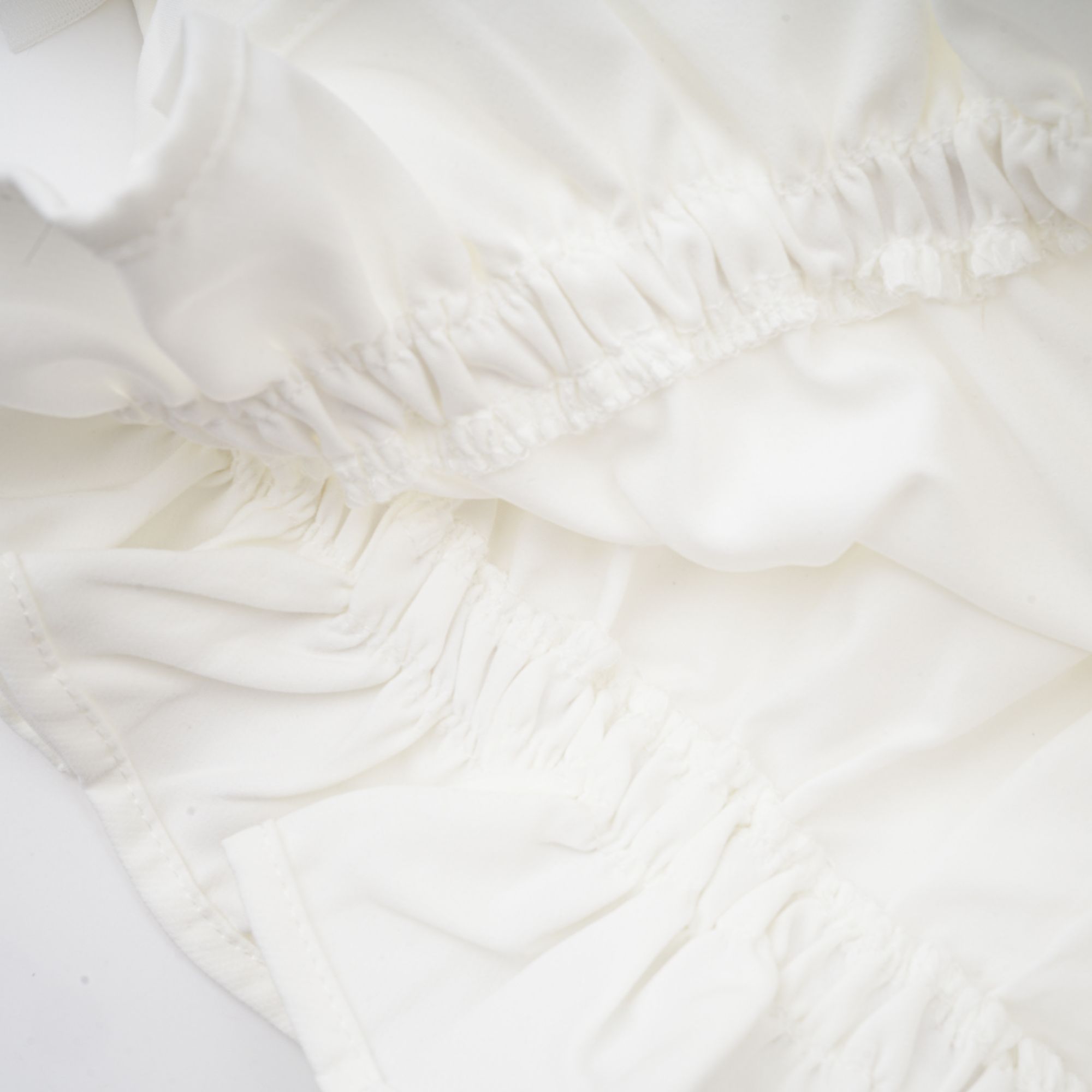 طقم أندريا بلوزة وتنورة من التول غير المتماثل باللون الأبيض