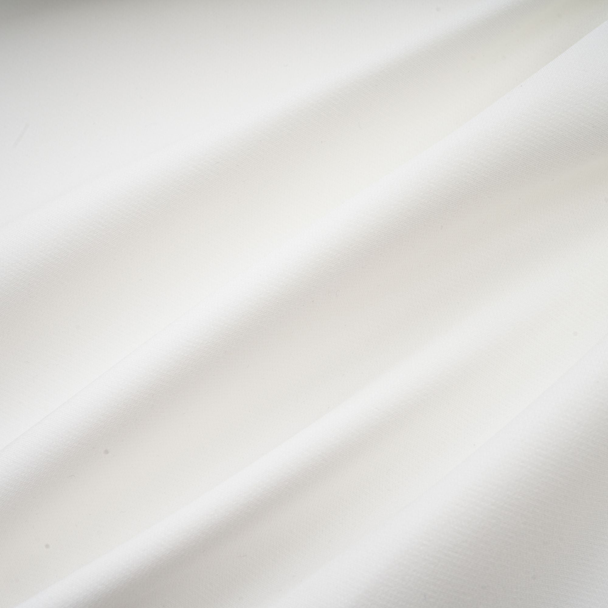 طقم أندريا بلوزة وتنورة من التول غير المتماثل باللون الأبيض