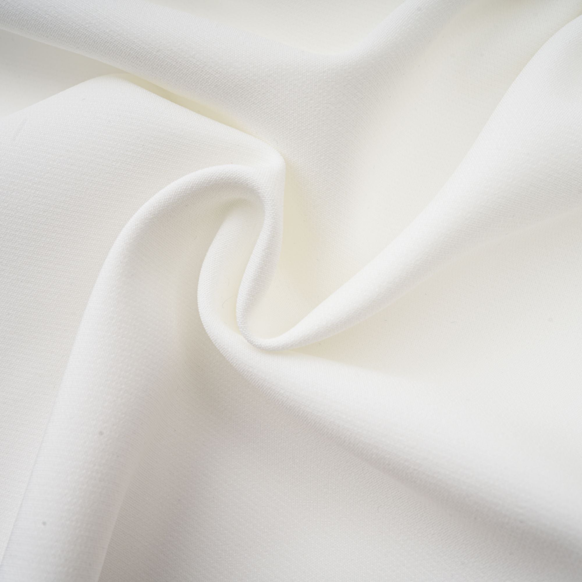 طقم أندريا بلوزة وتنورة من التول غير المتماثل باللون الأبيض