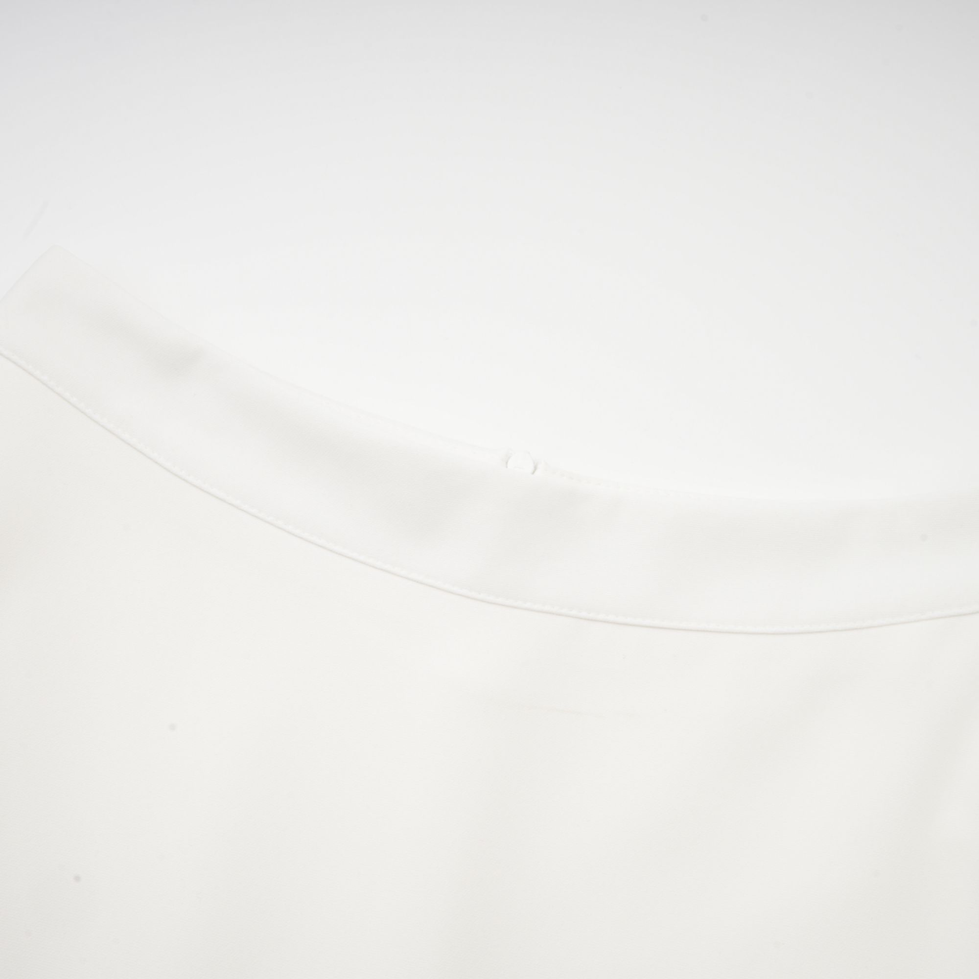 طقم هيلير المكون من بلوزة وتنورة متناسقة ثلاثية الأبعاد باللون الأبيض