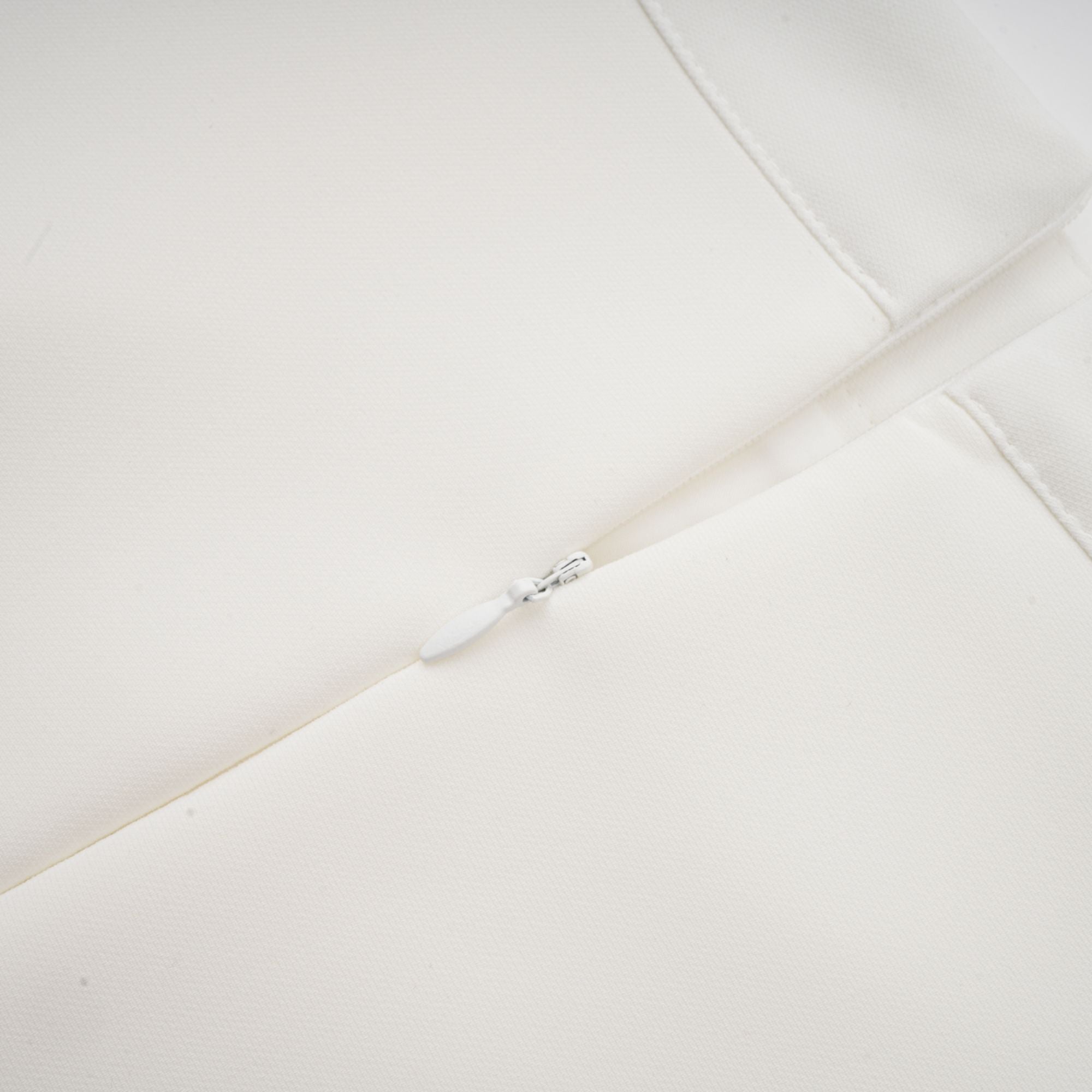 طقم هيلير المكون من بلوزة وتنورة متناسقة ثلاثية الأبعاد باللون الأبيض