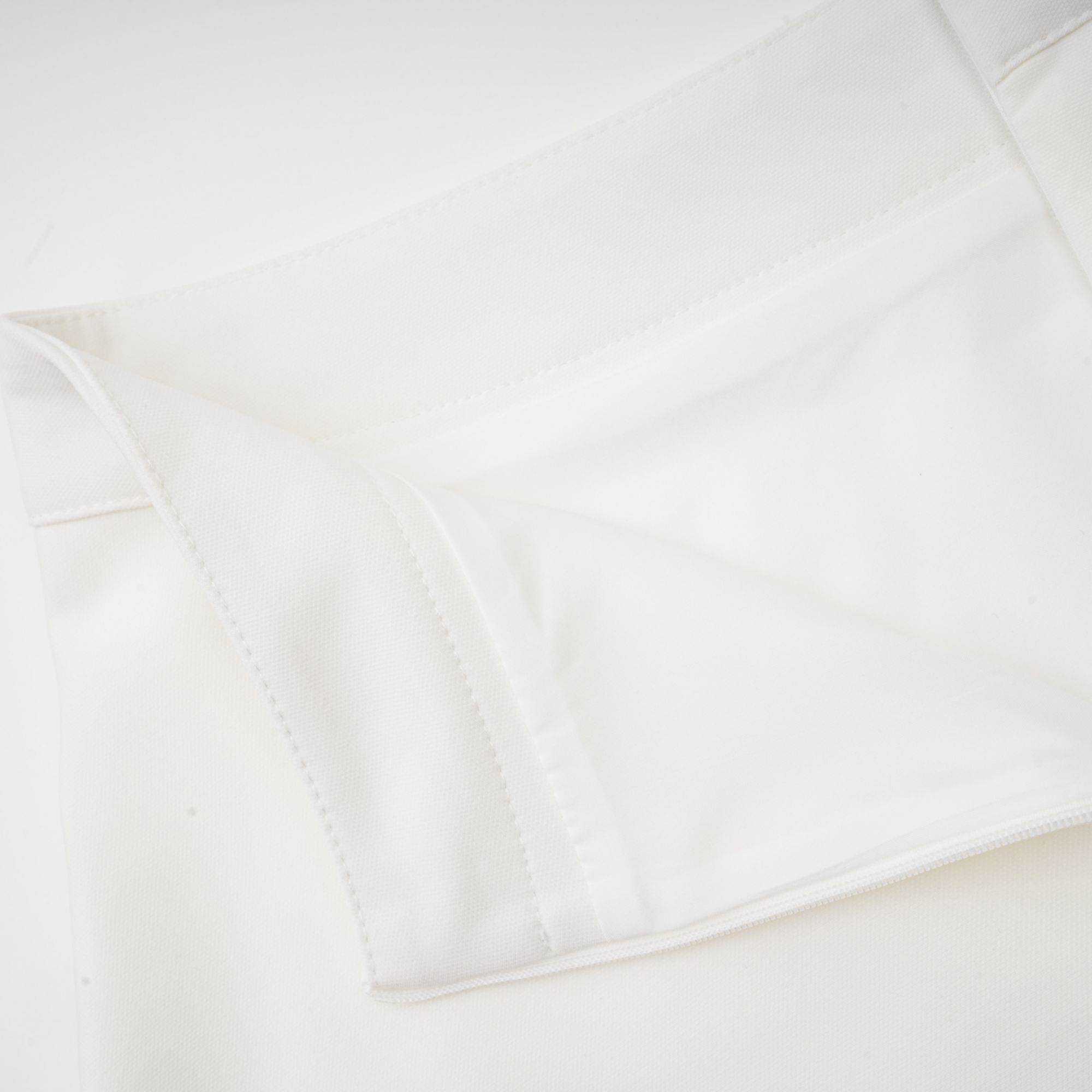 طقم هيلير المكون من بلوزة وتنورة متناسقة ثلاثية الأبعاد باللون الأبيض