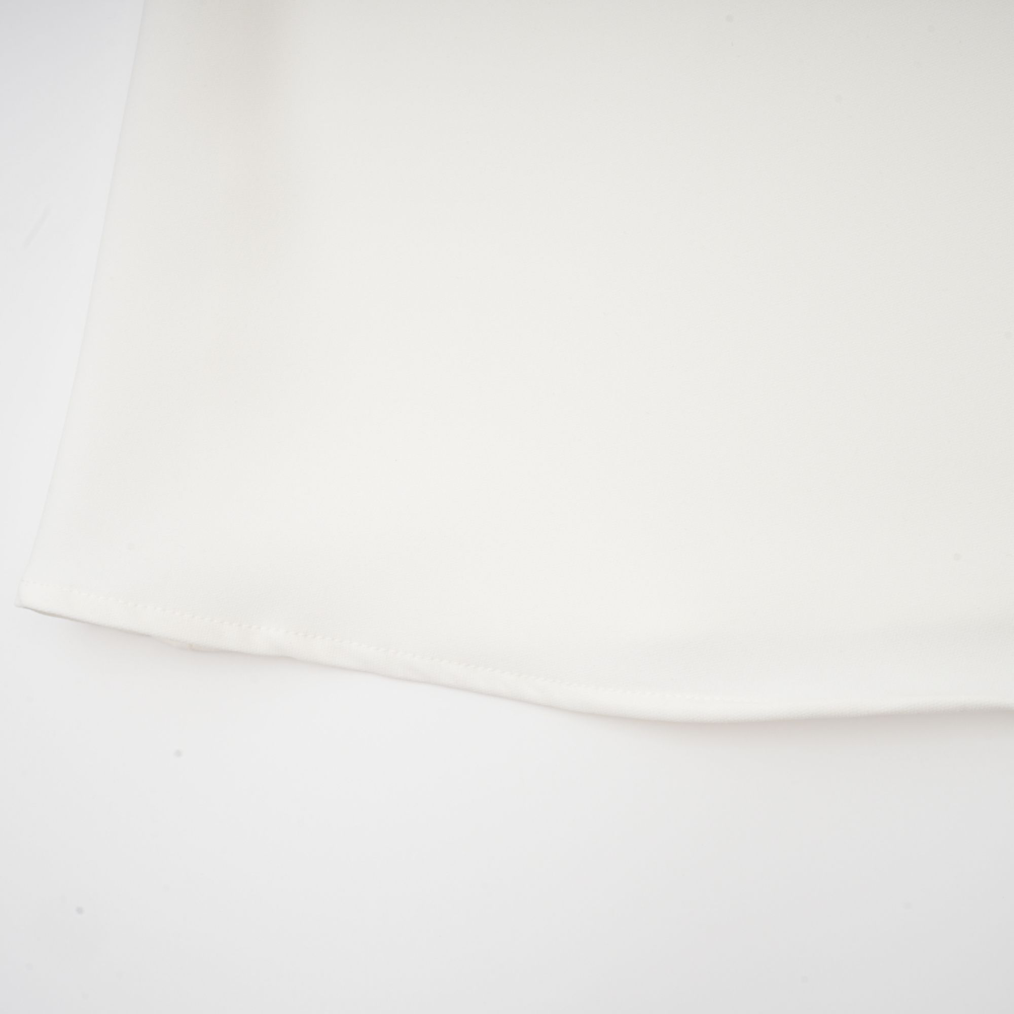 طقم هيلير المكون من بلوزة وتنورة متناسقة ثلاثية الأبعاد باللون الأبيض