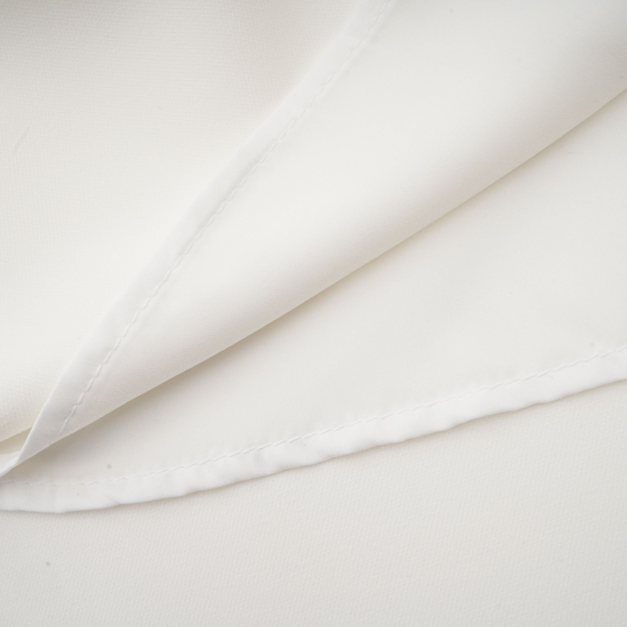 طقم هيلير المكون من بلوزة وتنورة متناسقة ثلاثية الأبعاد باللون الأبيض