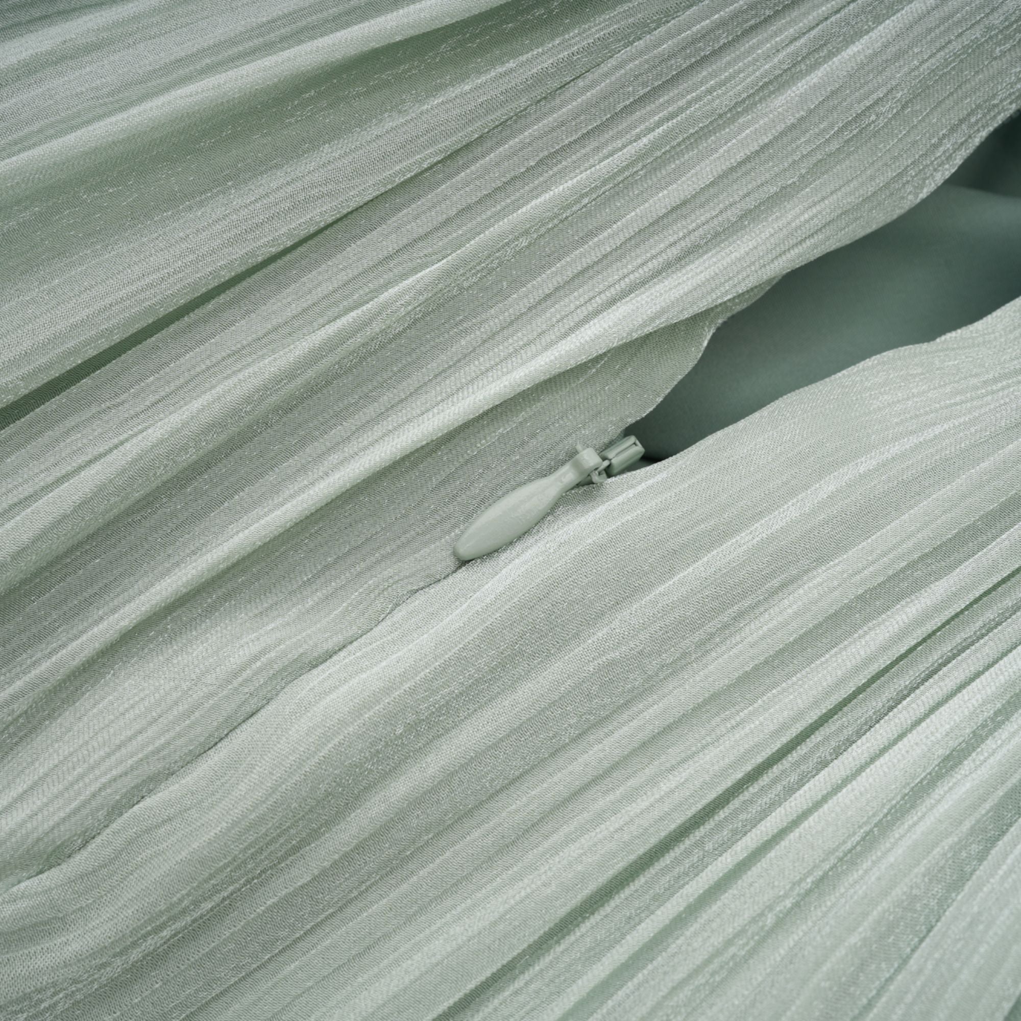 فستان ماكسي مكسّر باللون الأخضر النعناعي من يوراني