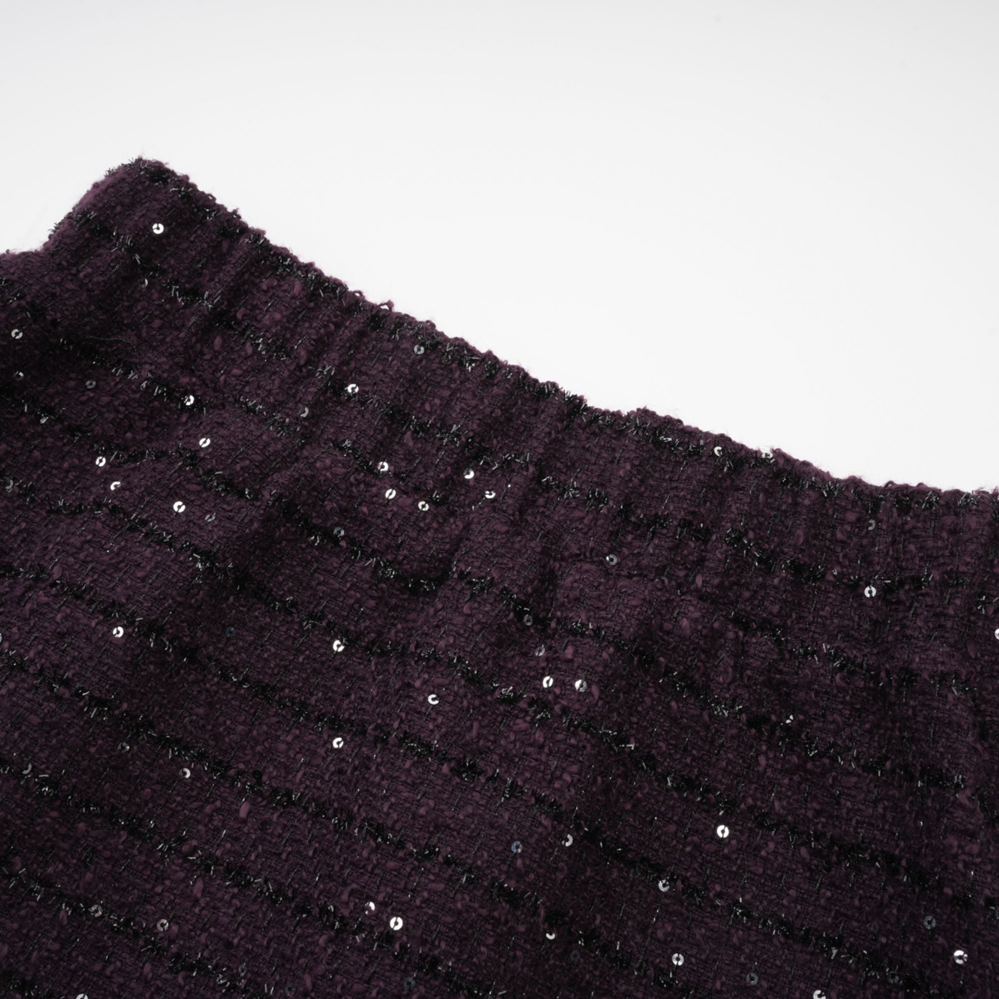 طقم سترة وتنورة من قماش تويد مزين بالترتر باللون الأرجواني من بريجيت