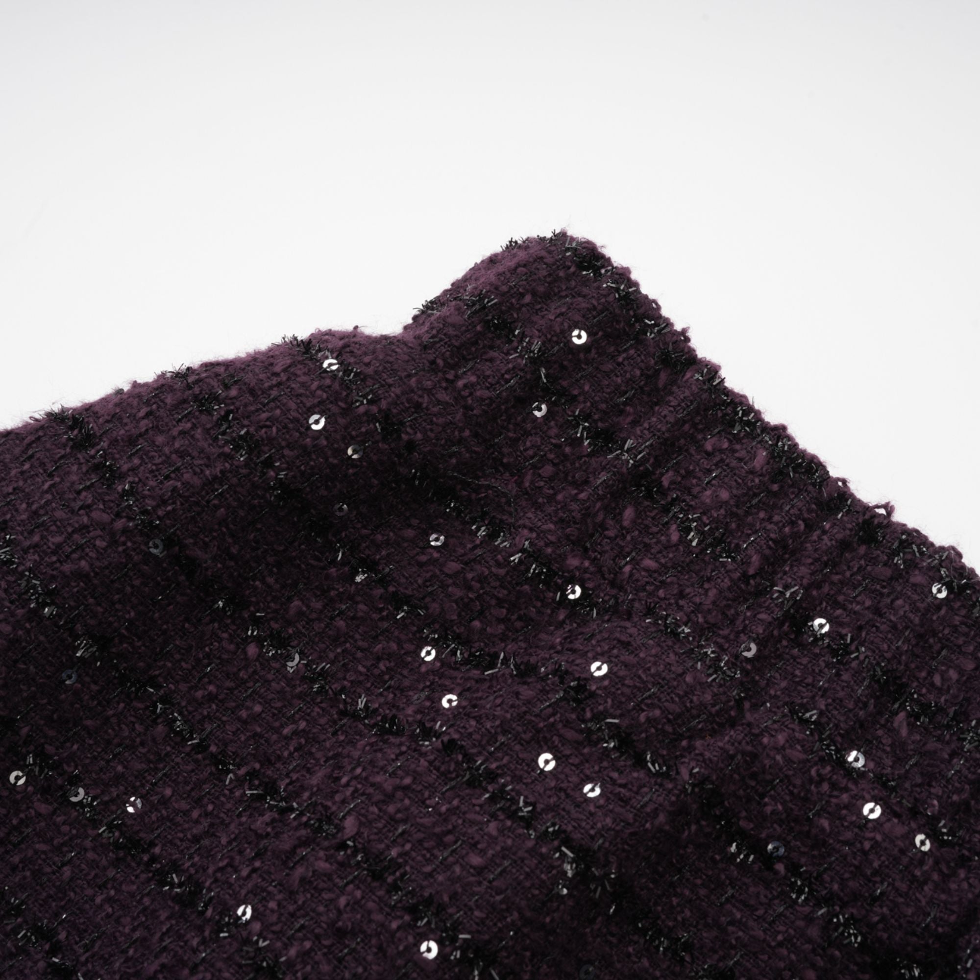 طقم سترة وتنورة من قماش تويد مزين بالترتر باللون الأرجواني من بريجيت