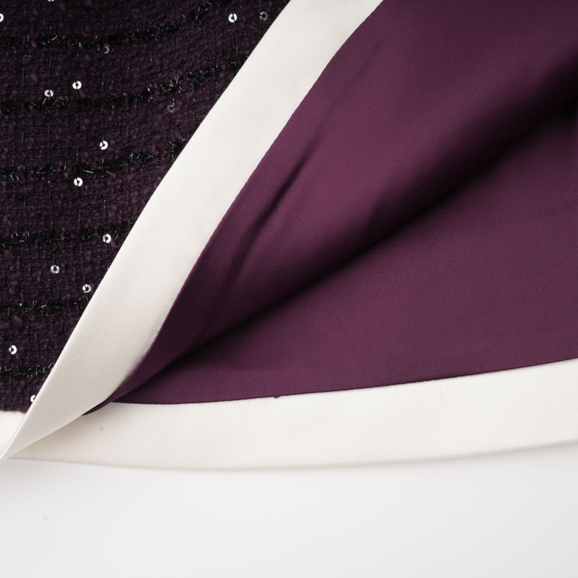 طقم سترة وتنورة من قماش تويد مزين بالترتر باللون الأرجواني من بريجيت