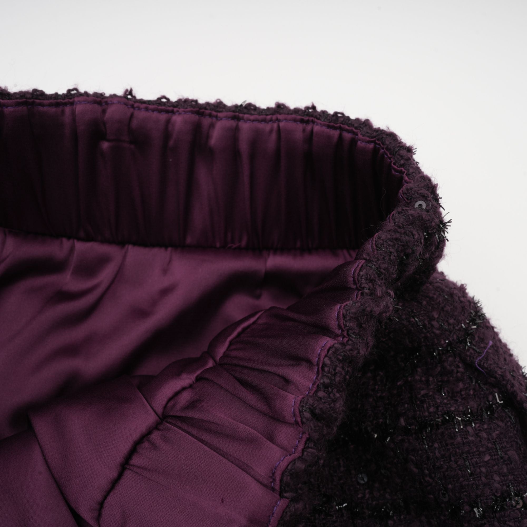 طقم سترة وتنورة من قماش تويد مزين بالترتر باللون الأرجواني من بريجيت