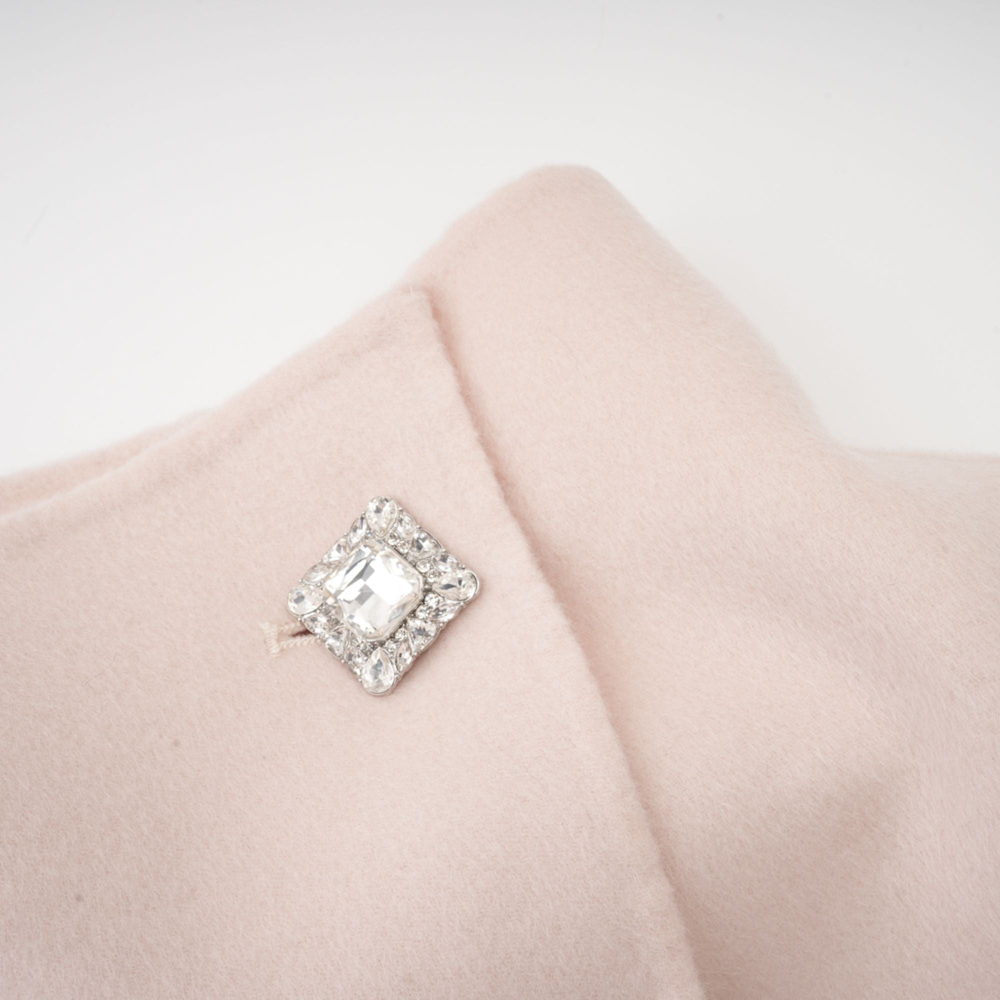 معطف قصير باللون الوردي الفييني مع أزرار مائلة