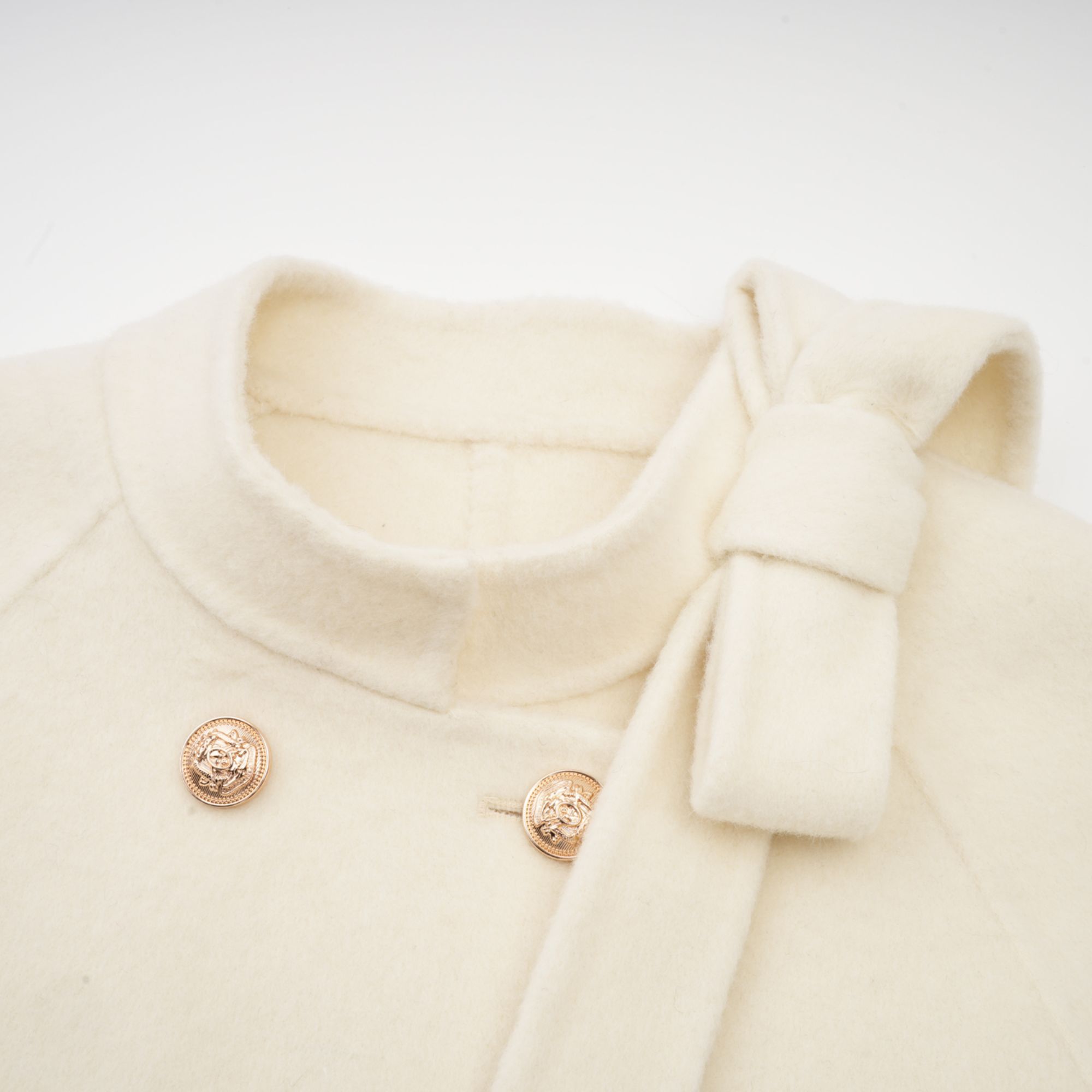 معطف كوليت من الصوف والفراء الأبيض مع عقدة