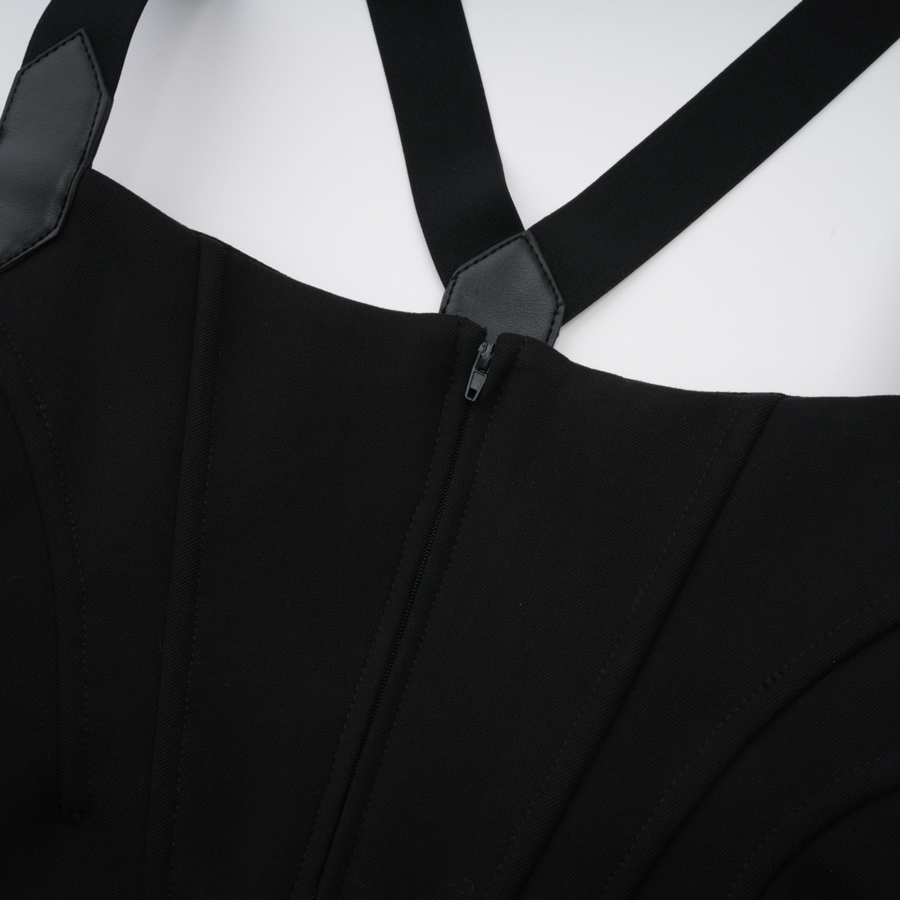 أفرول واسع الساقين مع صدرية سوداء ذات عظام من Ivona