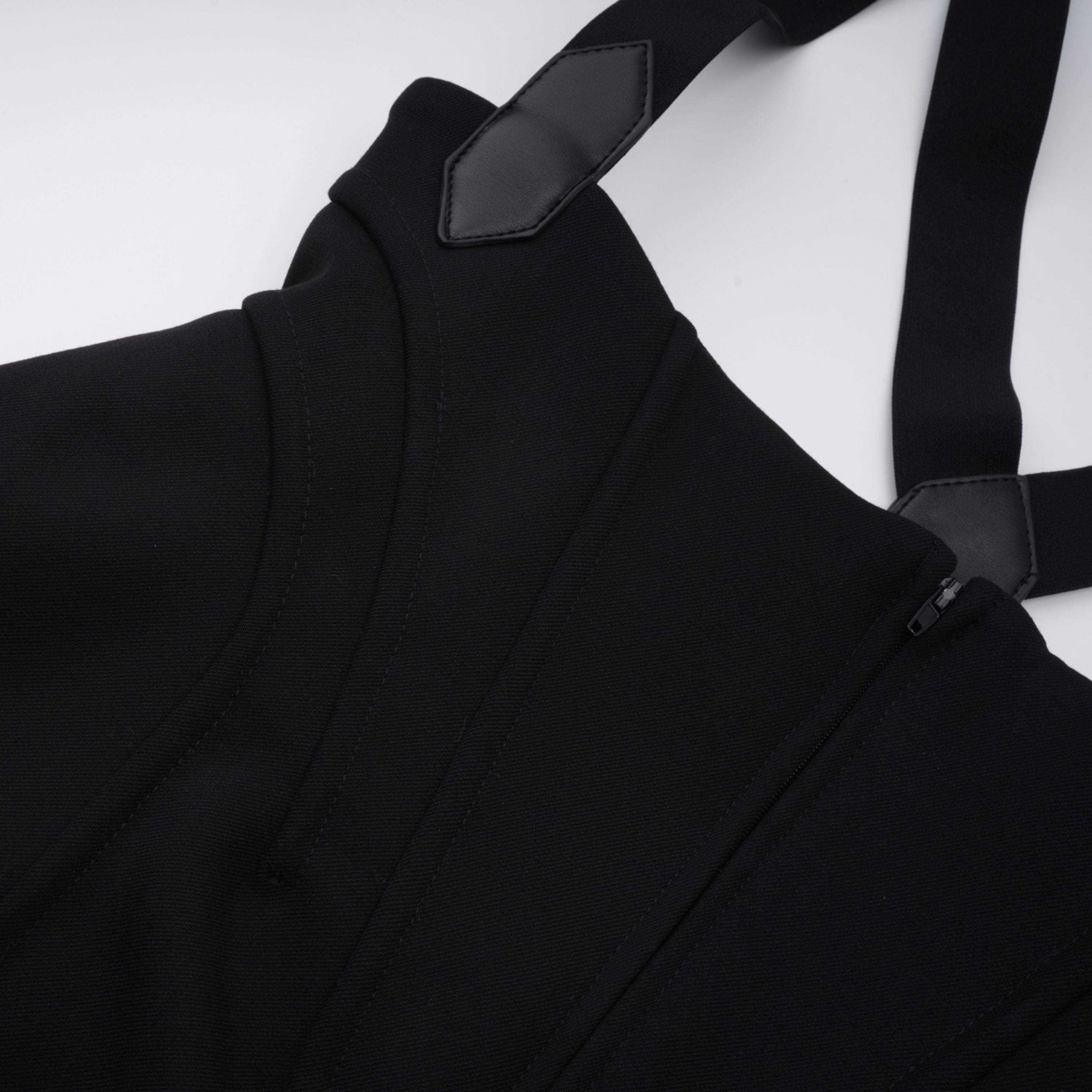 أفرول واسع الساقين مع صدرية سوداء ذات عظام من Ivona