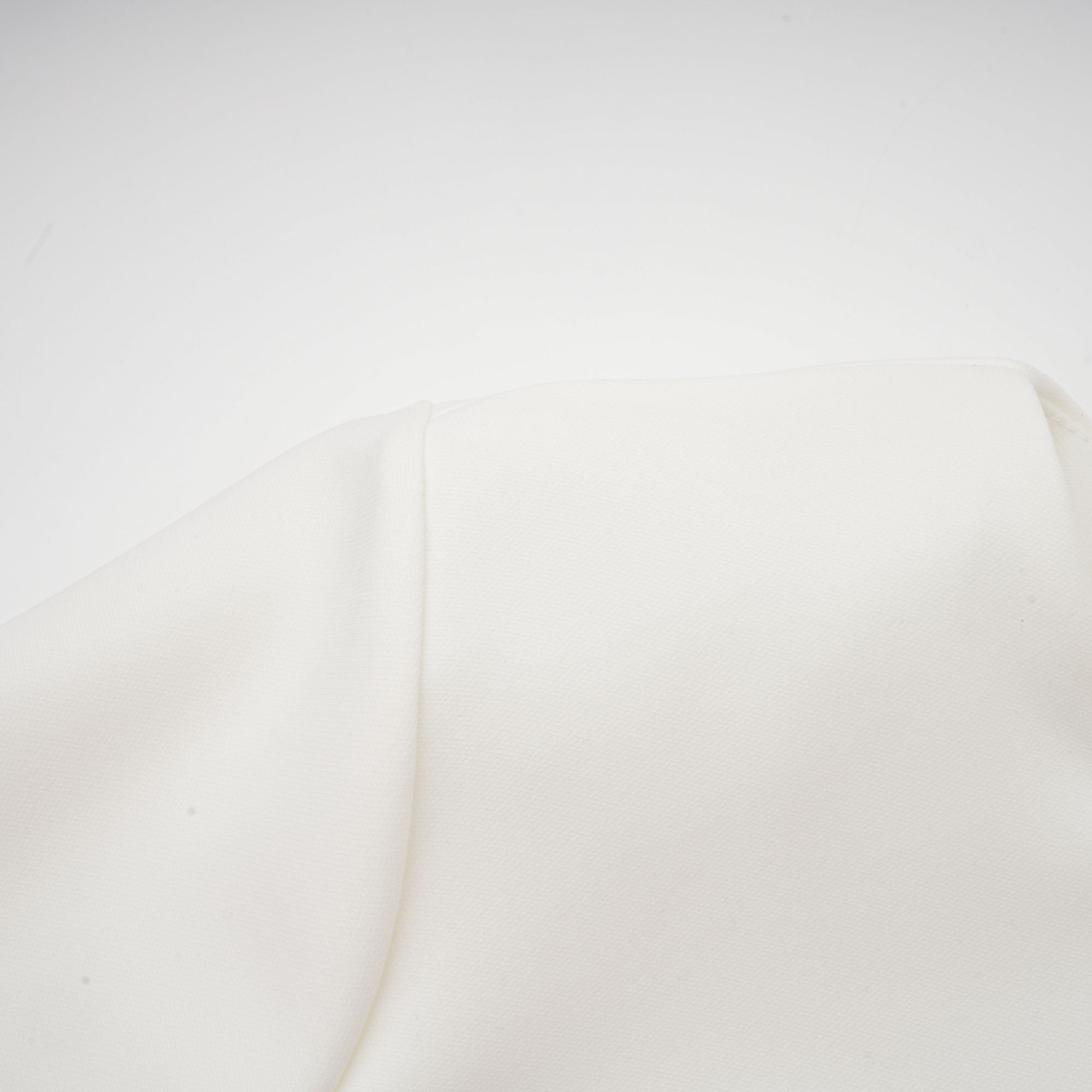 طقم هيلير المكون من بلوزة وتنورة متناسقة ثلاثية الأبعاد باللون الأبيض