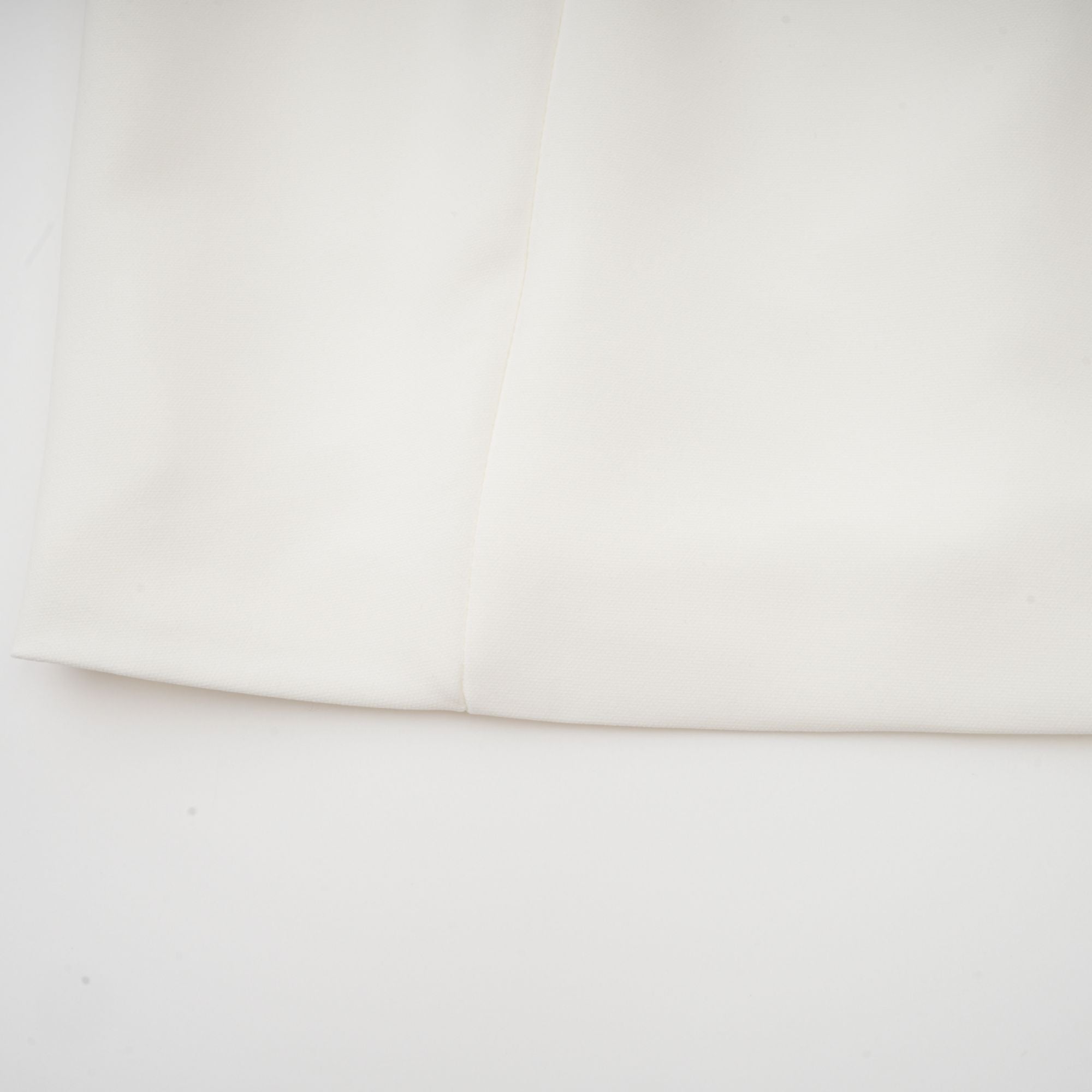 طقم هيلير المكون من بلوزة وتنورة متناسقة ثلاثية الأبعاد باللون الأبيض