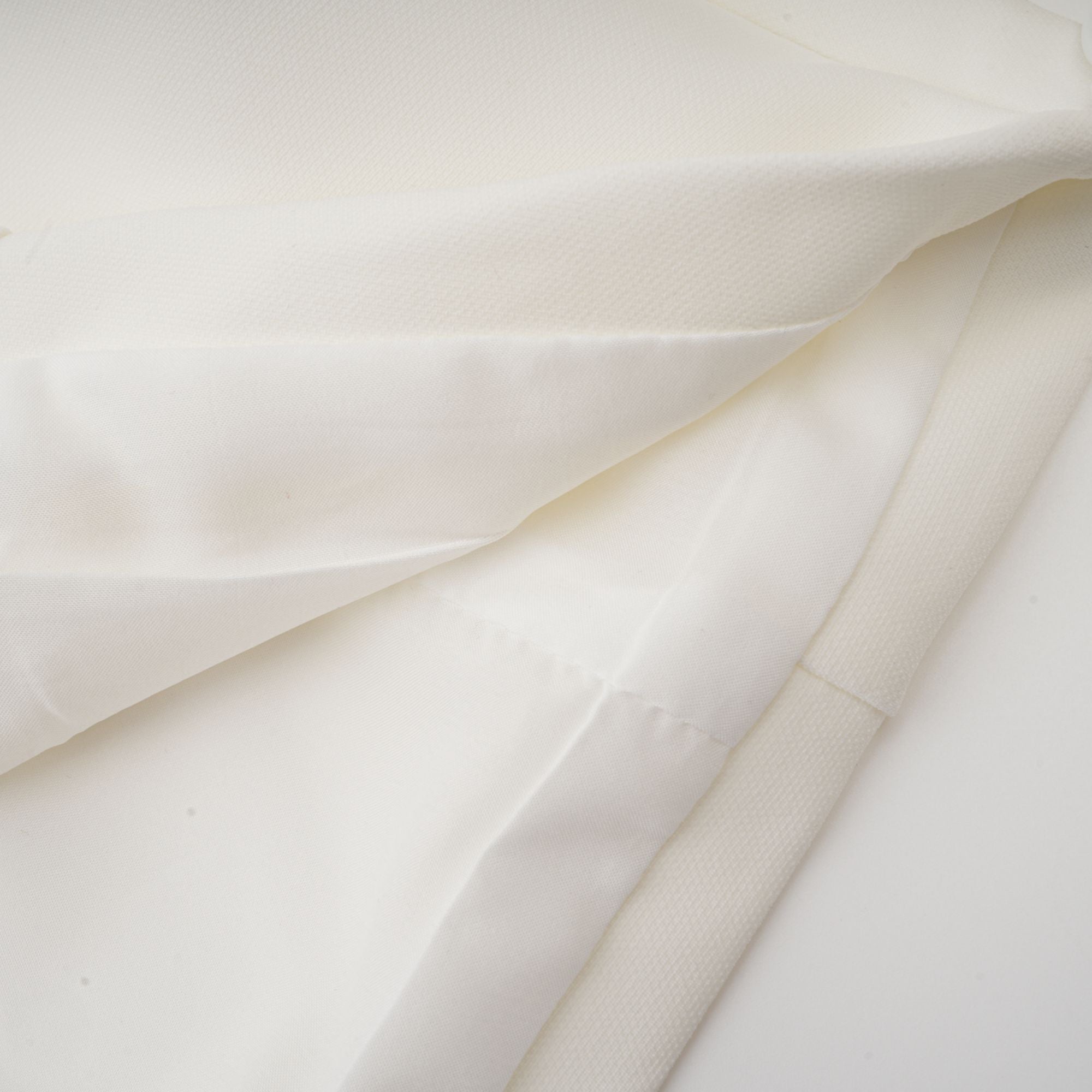 طقم هيلير المكون من بلوزة وتنورة متناسقة ثلاثية الأبعاد باللون الأبيض