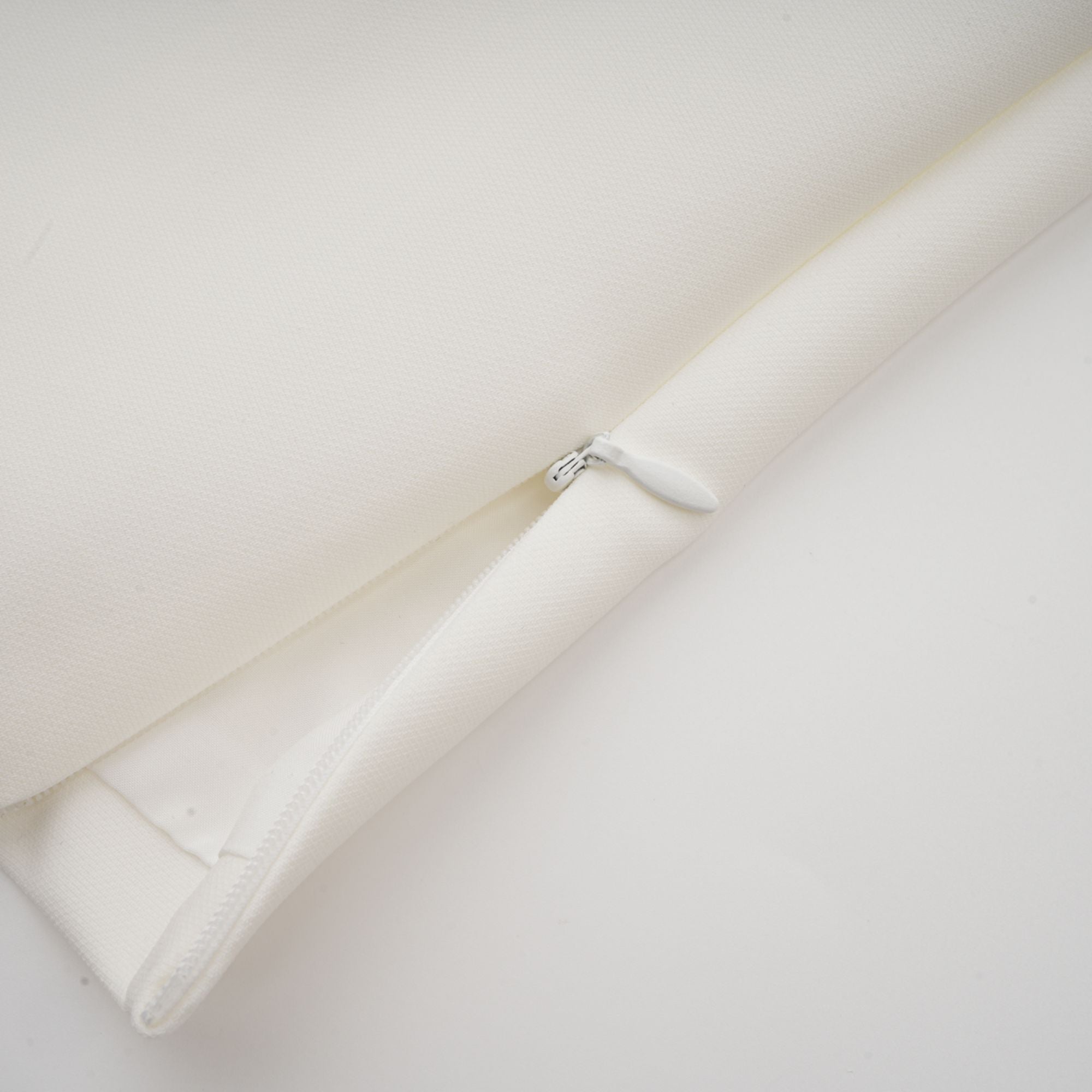 طقم هيلير المكون من بلوزة وتنورة متناسقة ثلاثية الأبعاد باللون الأبيض