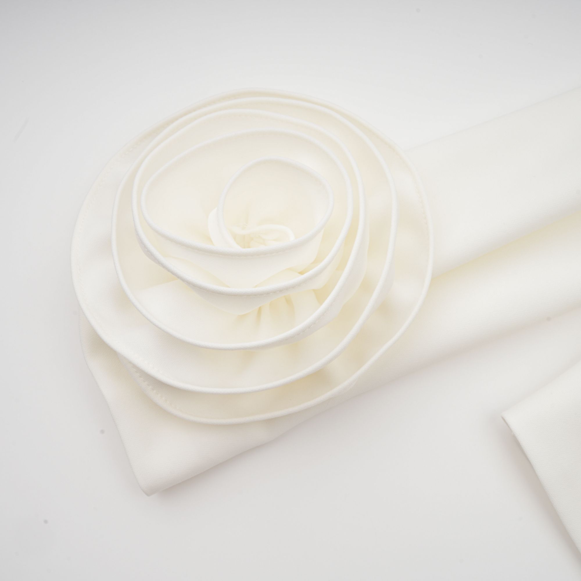 طقم هيلير المكون من بلوزة وتنورة متناسقة ثلاثية الأبعاد باللون الأبيض