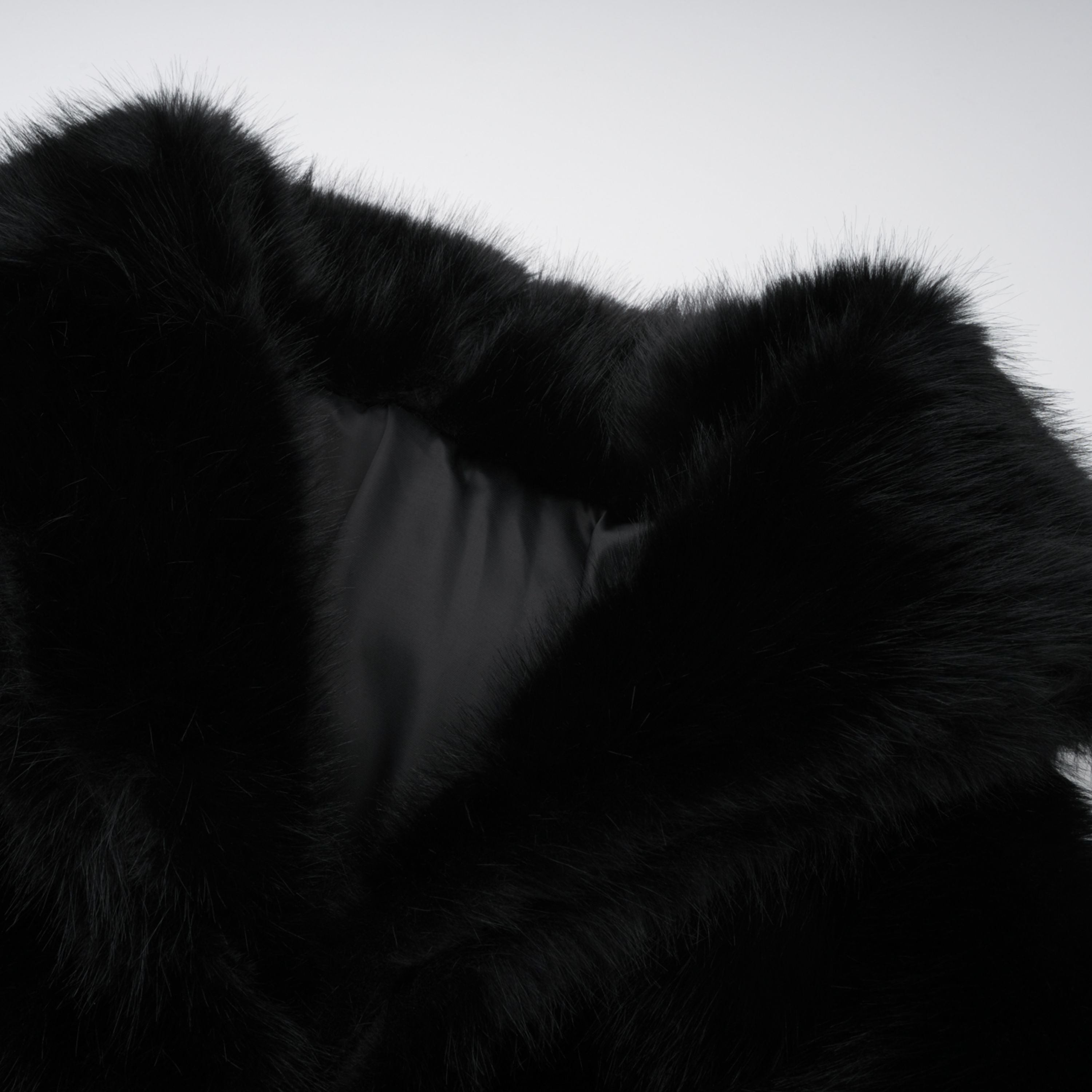 Schwarze Jacke mit Felloptik