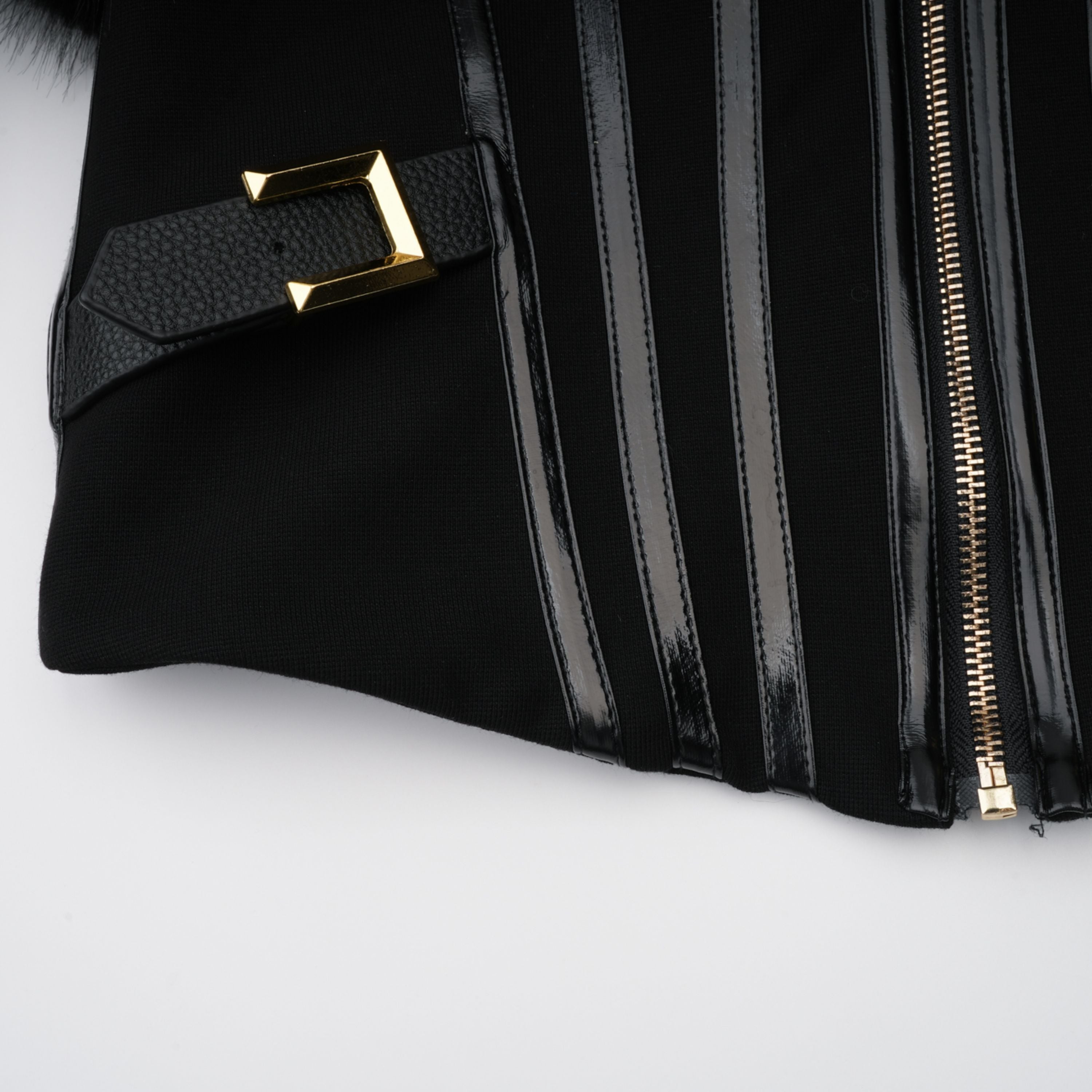 Schwarze Jacke mit Felloptik