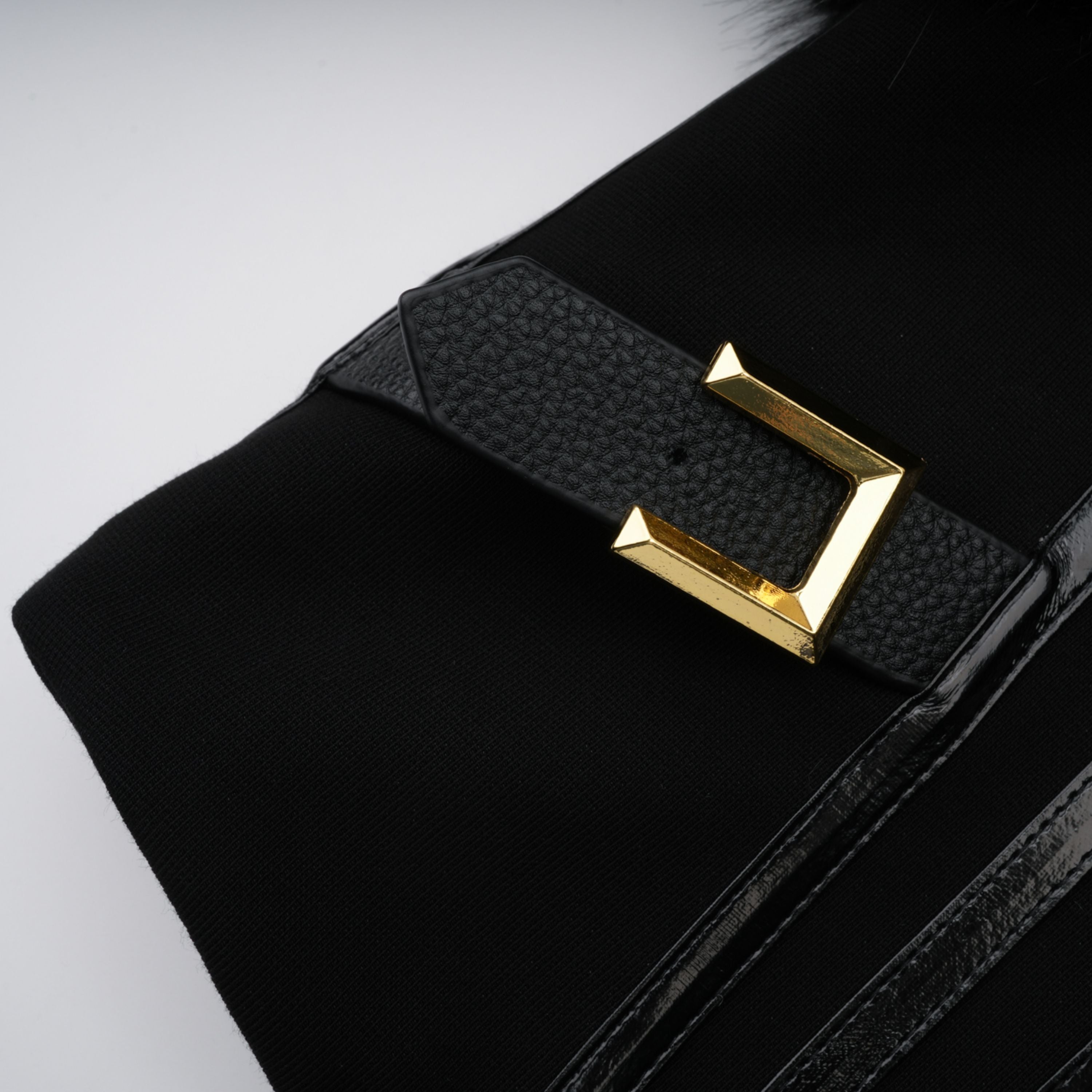 Schwarze Jacke mit Felloptik