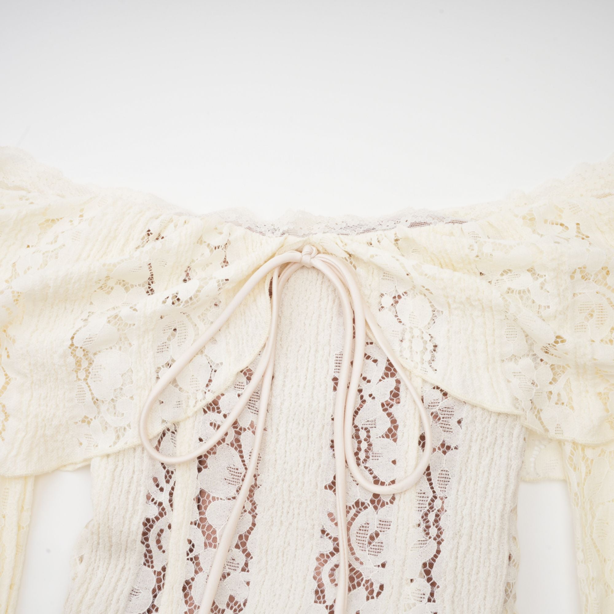 فستان ماكسي من إيميلين مزين بالزهور من الدانتيل بأكمام واسعة باللون الحيادي