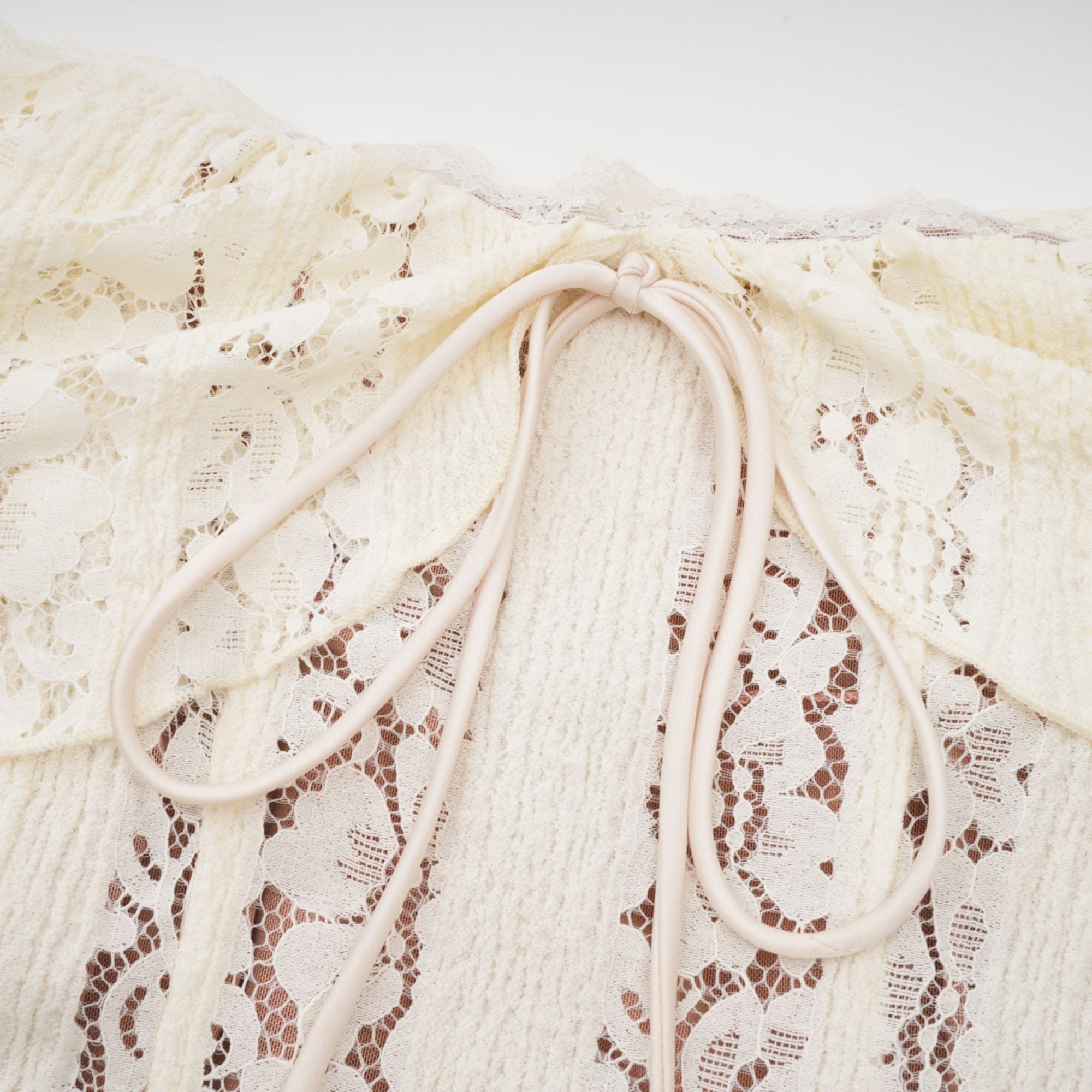 فستان ماكسي من إيميلين مزين بالزهور من الدانتيل بأكمام واسعة باللون الحيادي