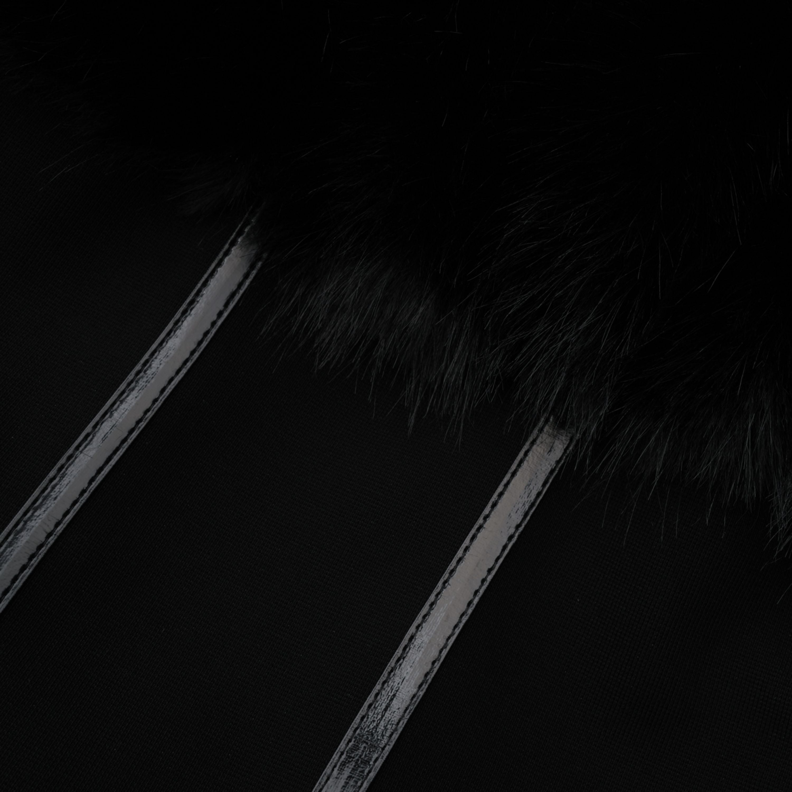 Schwarze Jacke mit Felloptik