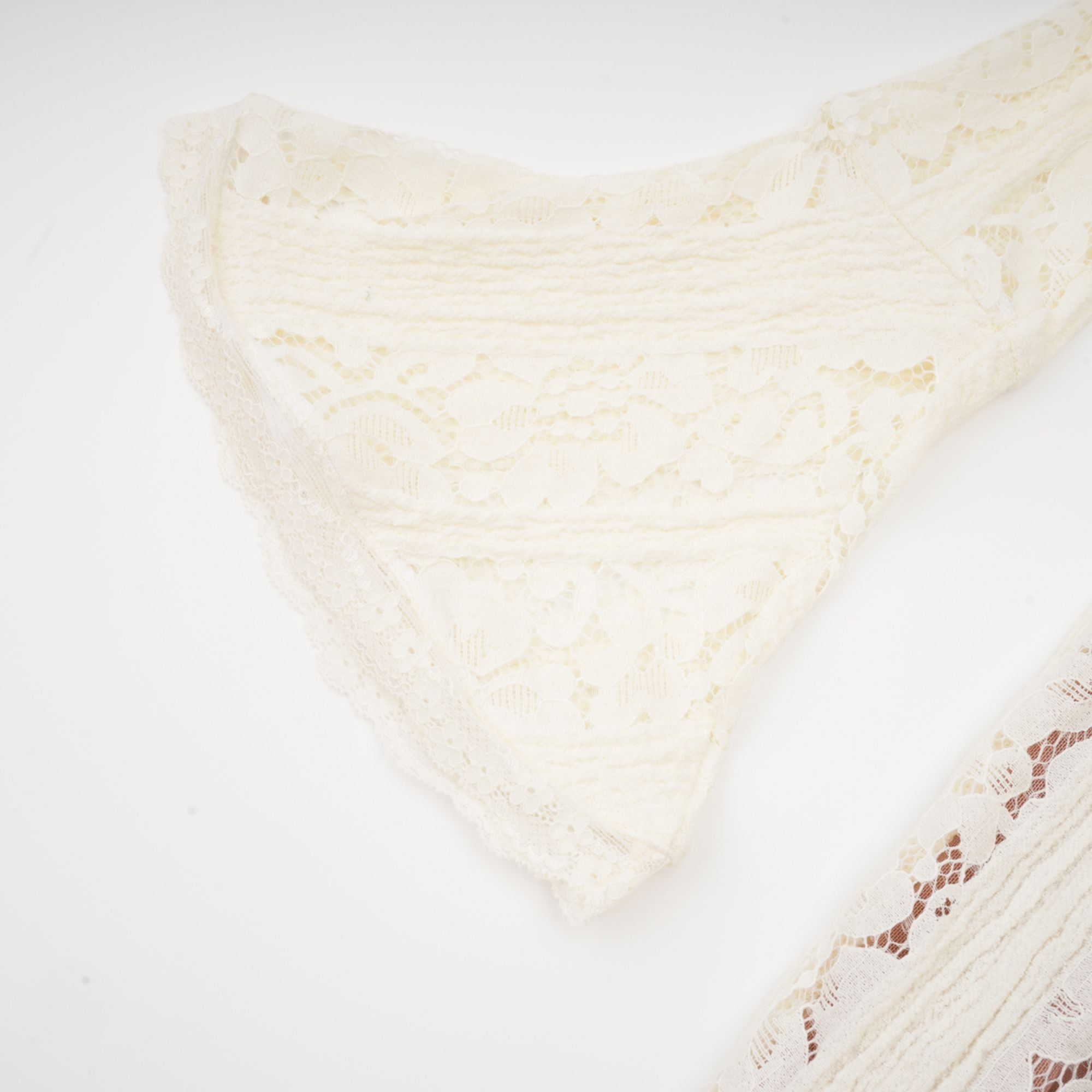 فستان ماكسي من إيميلين مزين بالزهور من الدانتيل بأكمام واسعة باللون الحيادي